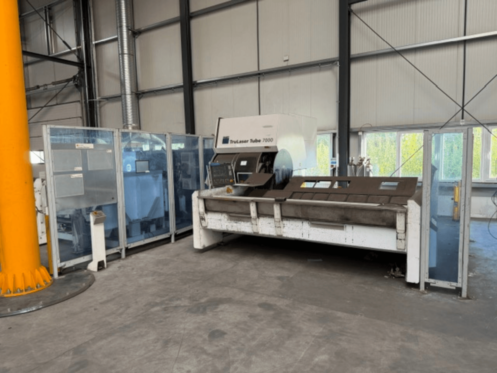 TruLaser Tube 7000 von TRUMPF, Vorderansicht einer Rohrschneidemaschine in einer gut beleuchteten Industrieumgebung, wobei die Bedienelemente zu sehen sind.