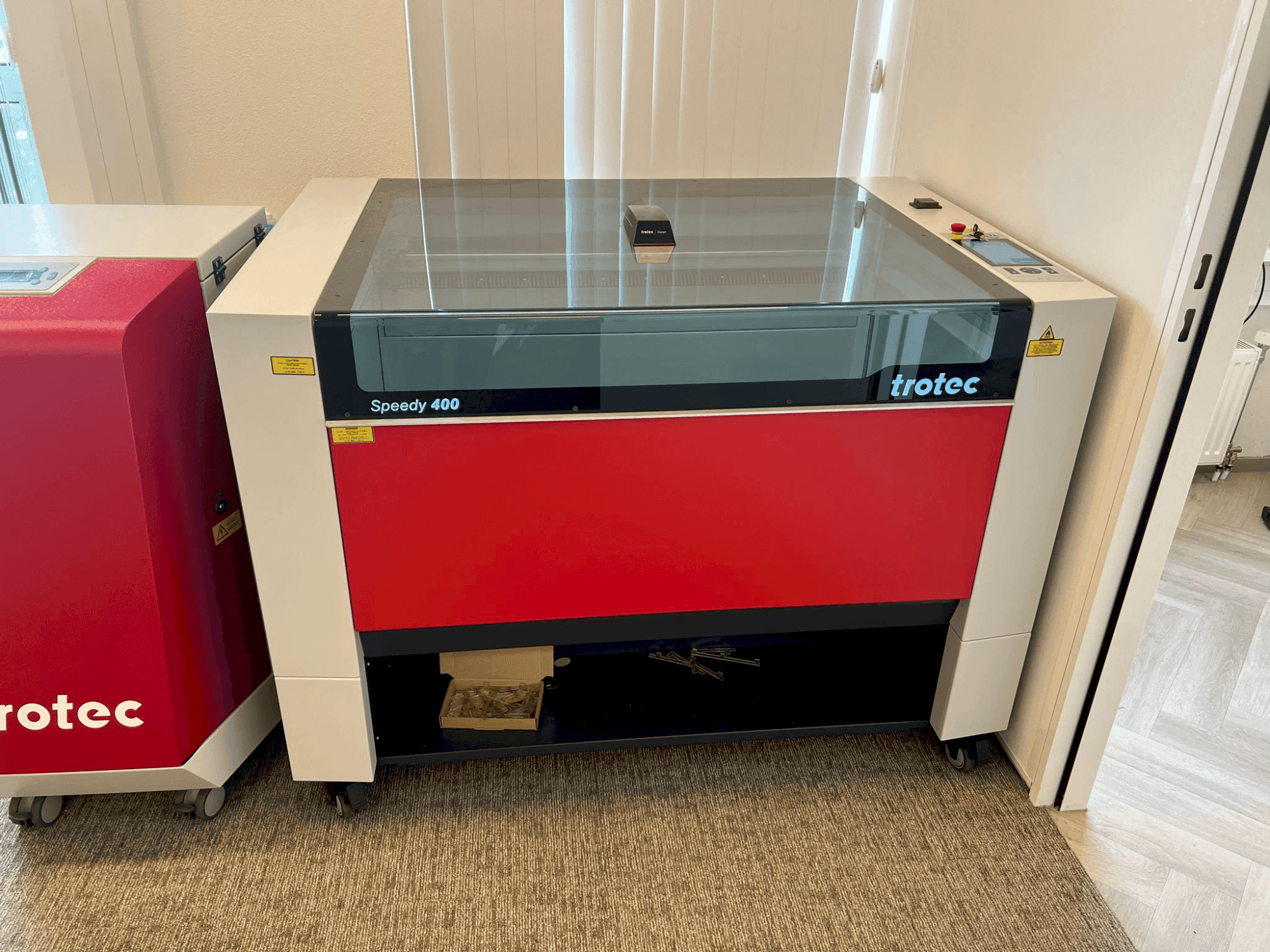 Frontansicht der Trotec Speedy 400 Maschine