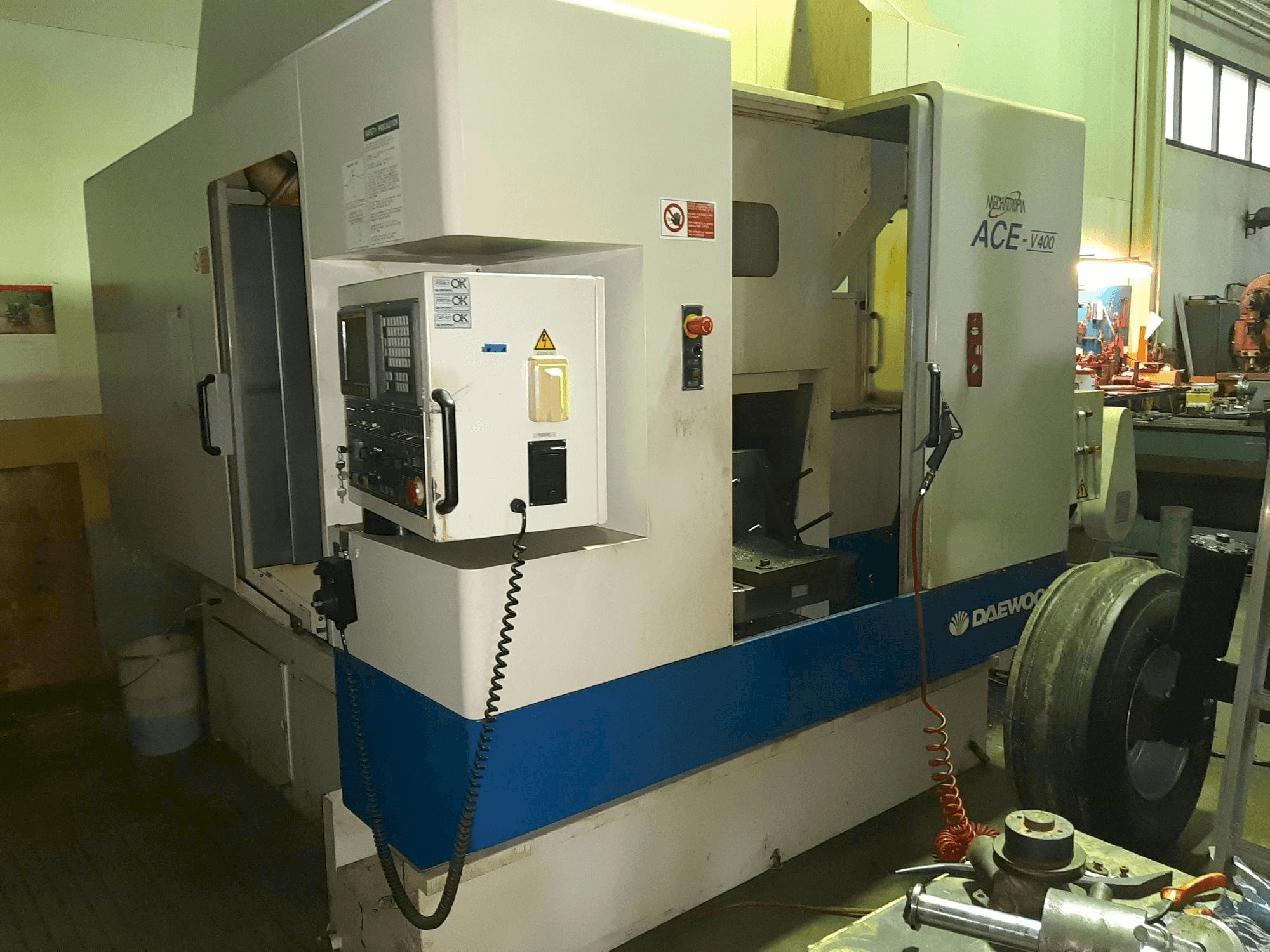 Frontansicht der DAEWOO ACE-V400 Maschine