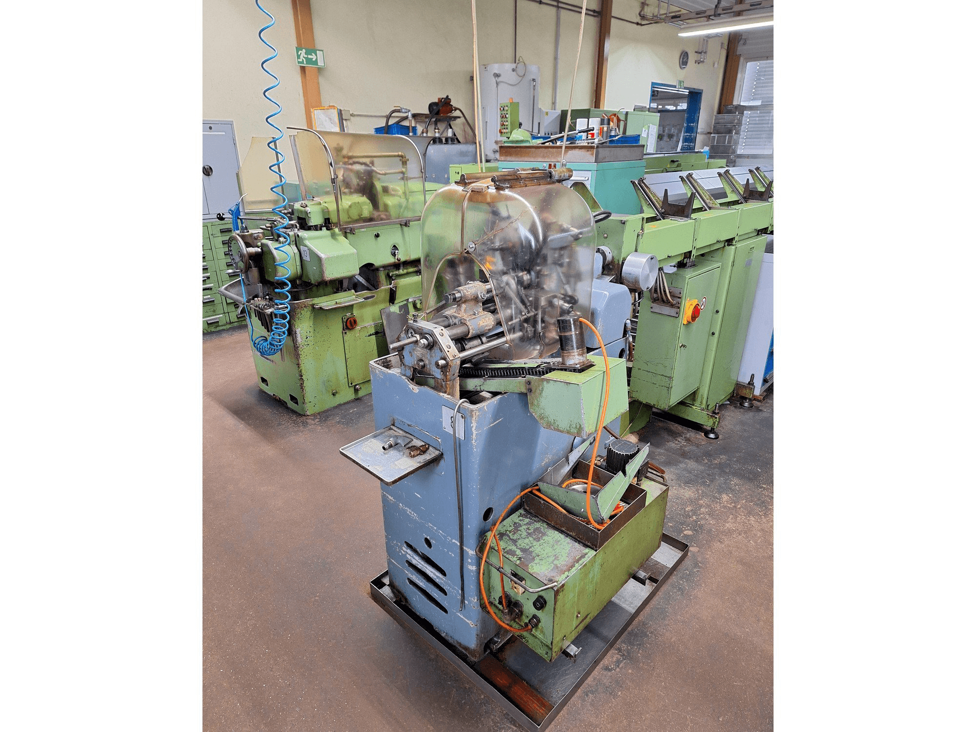 Linke Seitenansicht der TRAUB A25 Maschine