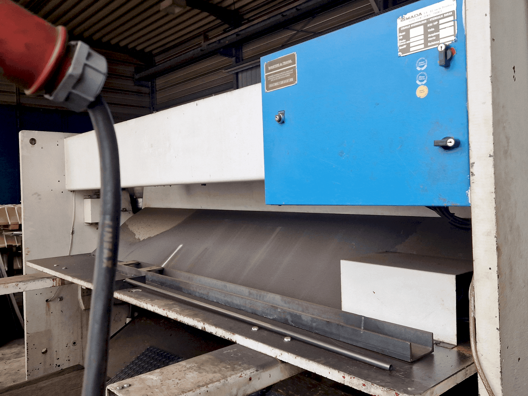 Frontansicht der AMADA GPN1 30 Maschine