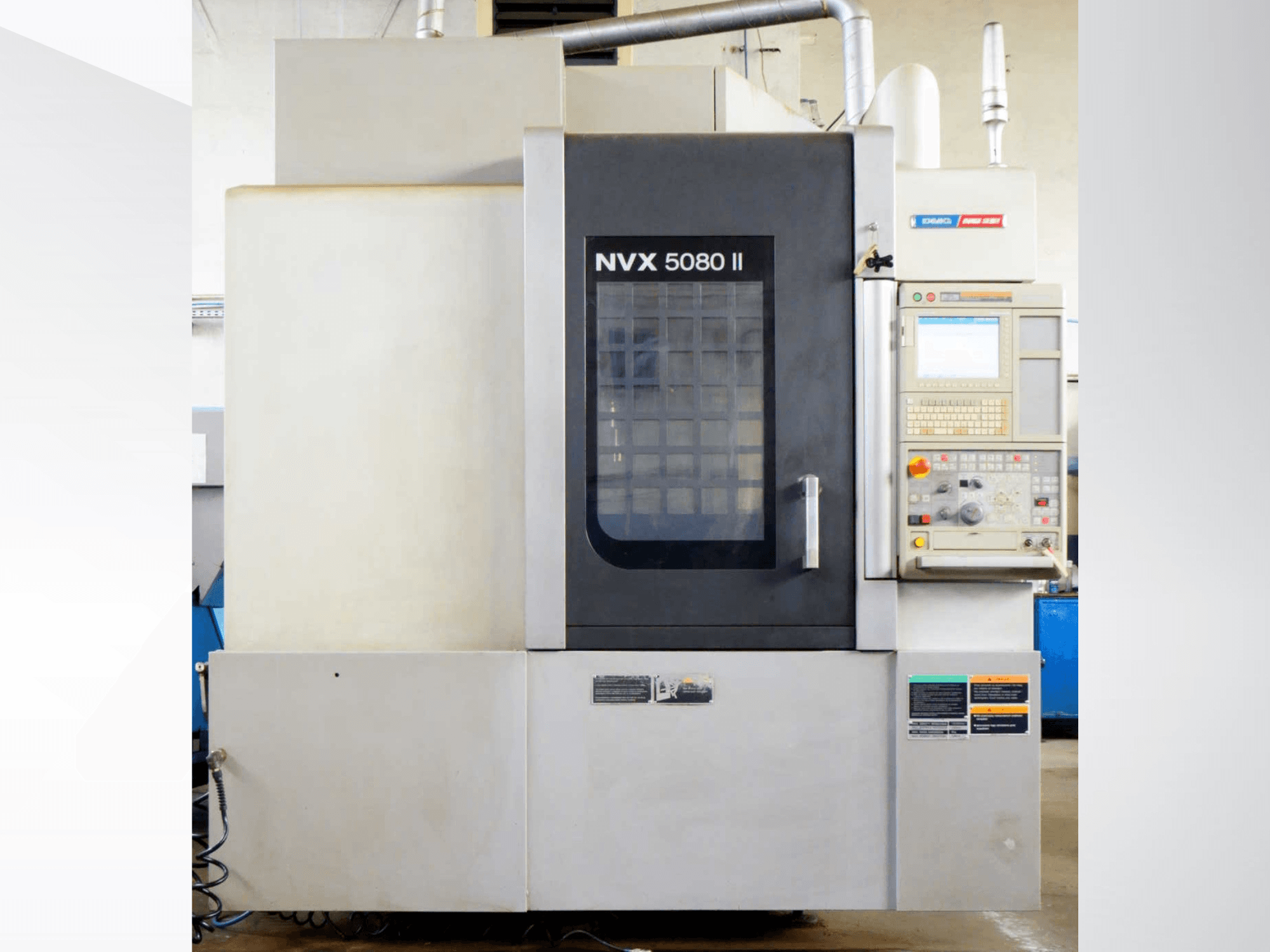 Vertikales Bearbeitungszentrum DMG Mori Seiki NVX 5080 II, Vorderansicht, mit Bedienfeld und Gittertür.