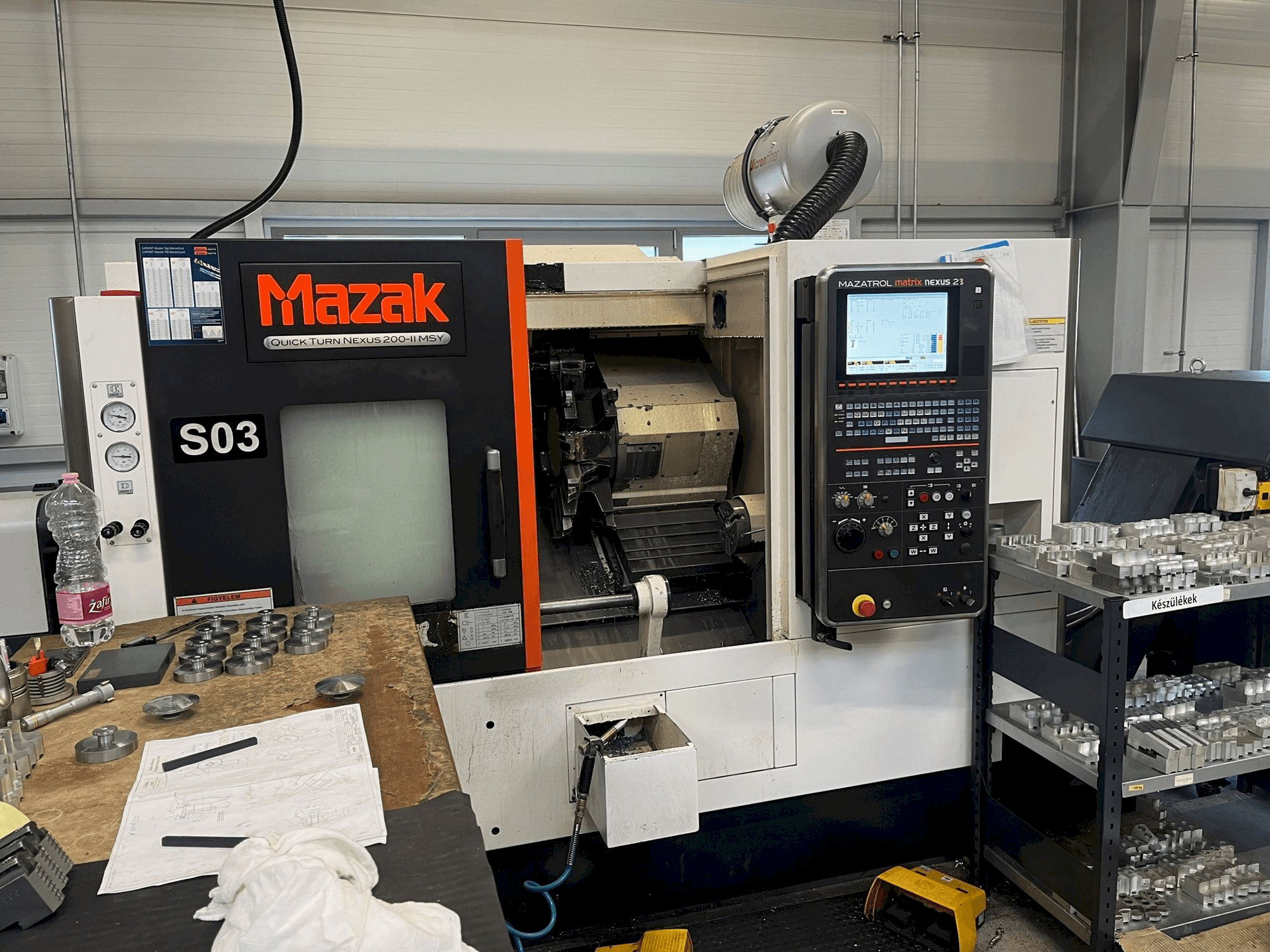 Frontansicht der Mazak QTN200-MSY V6 Maschine