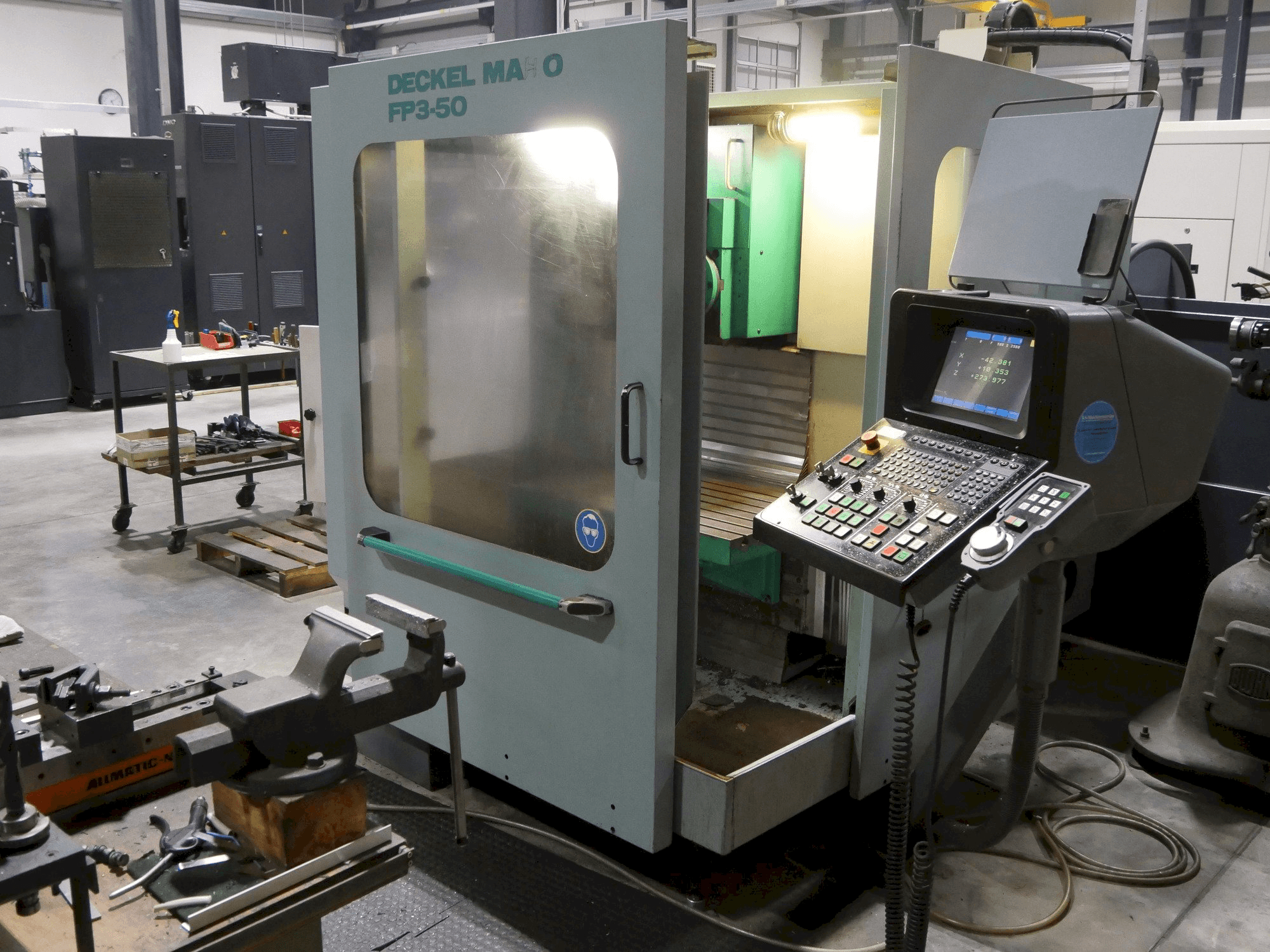 Frontansicht der DECKEL Maho FP3-50 Maschine