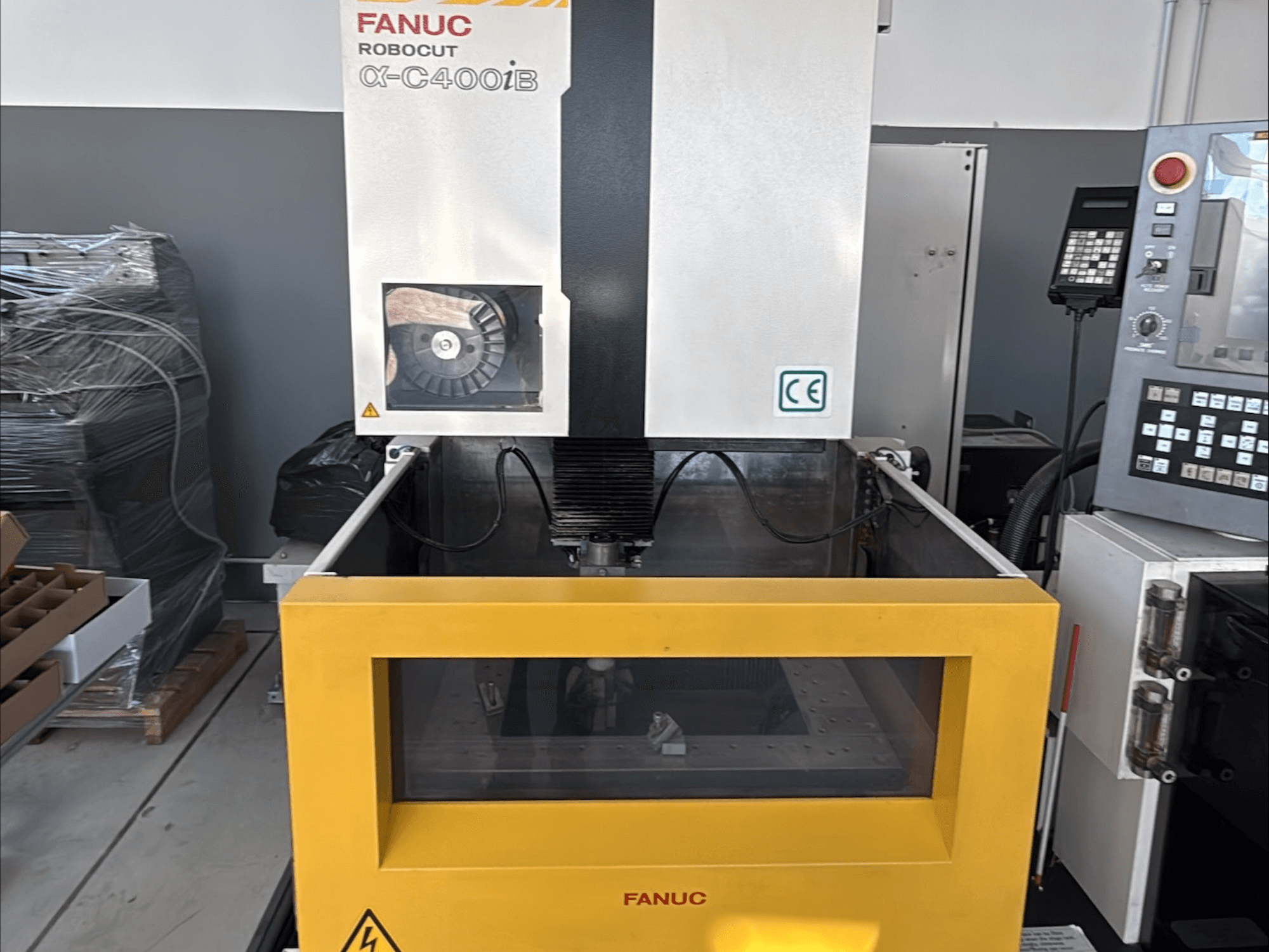 FANUC Robocut α-C400iB Drahterodiermaschine, Vorderansicht, mit gelbem Tank und Bedienfeld.