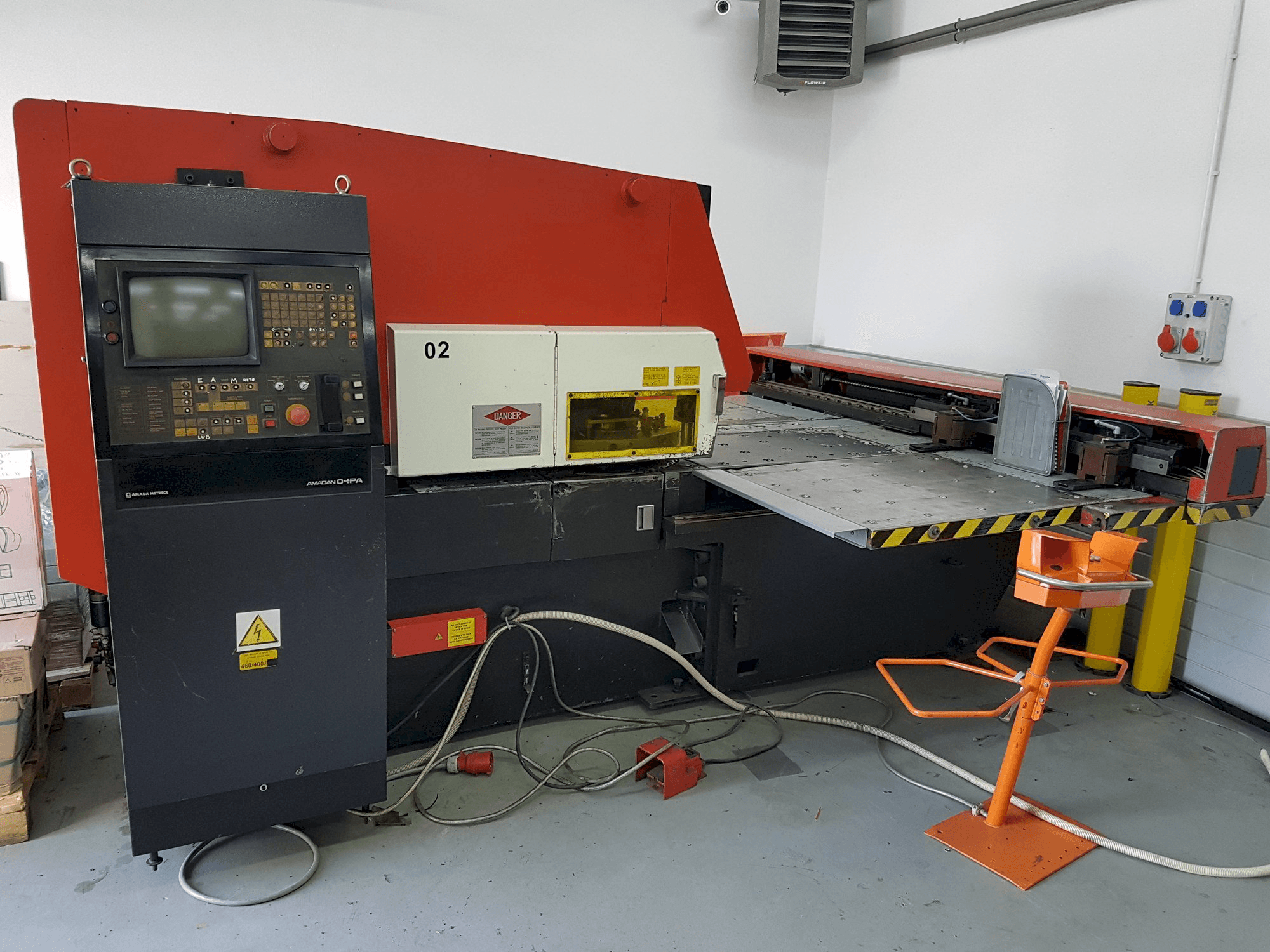 Frontansicht der AMADA ARIES 245 Maschine