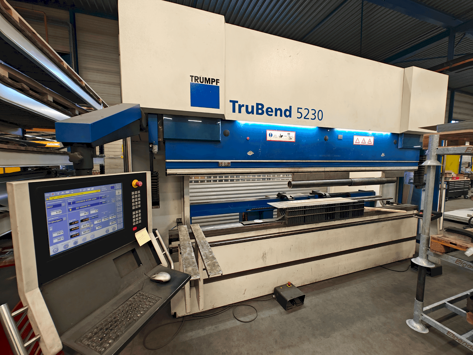 Frontansicht der TRUMPF TruBend 5230 Maschine