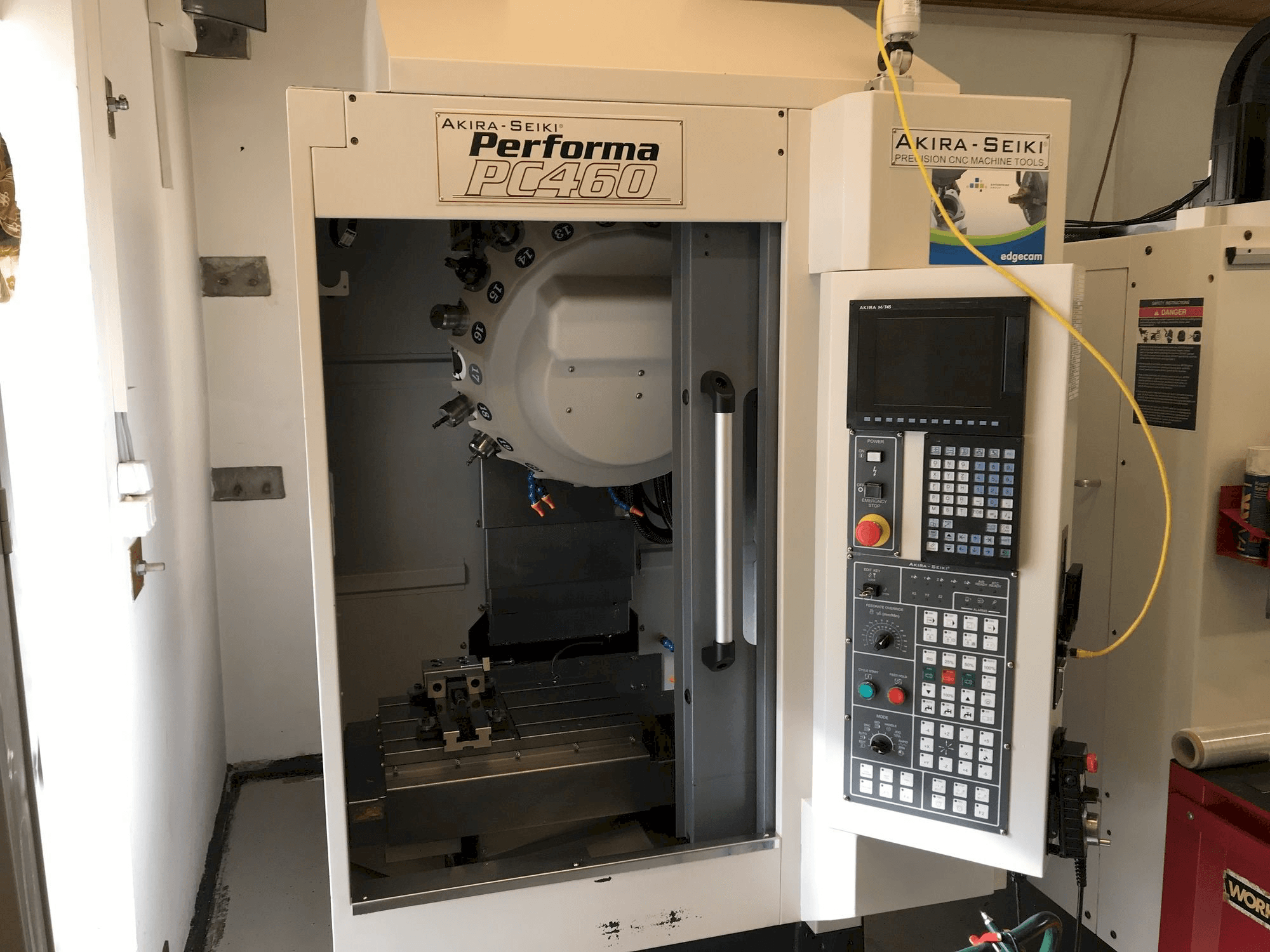 Frontansicht der Akira Seiki PC 460 Maschine