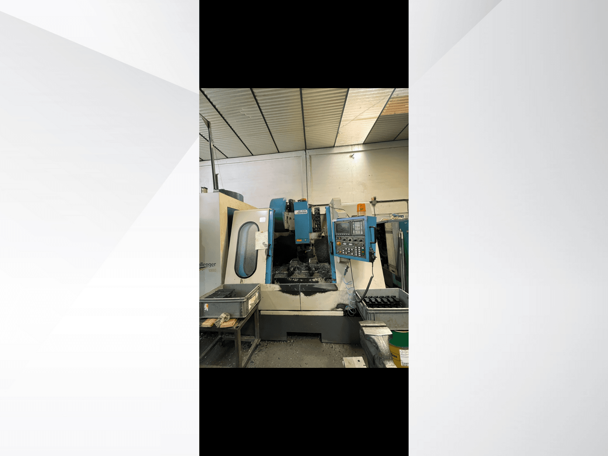 CNC-Maschine, Modell Challenger 1500, Seitenansicht mit Bedienfeld und Arbeitsbereich mit Metallspänen.