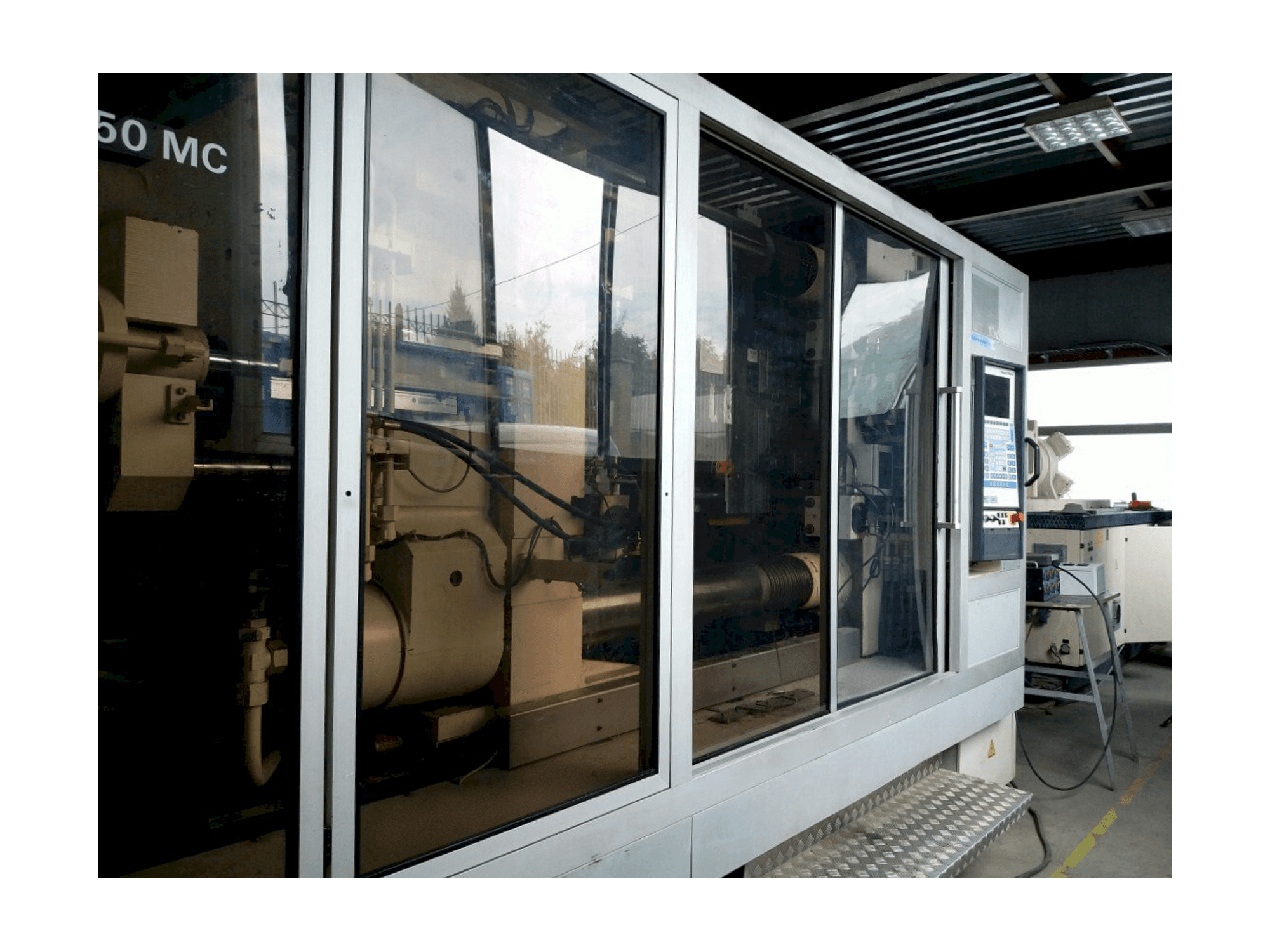 Frontansicht der Krauss Maffei KM 800/1330 MC Maschine