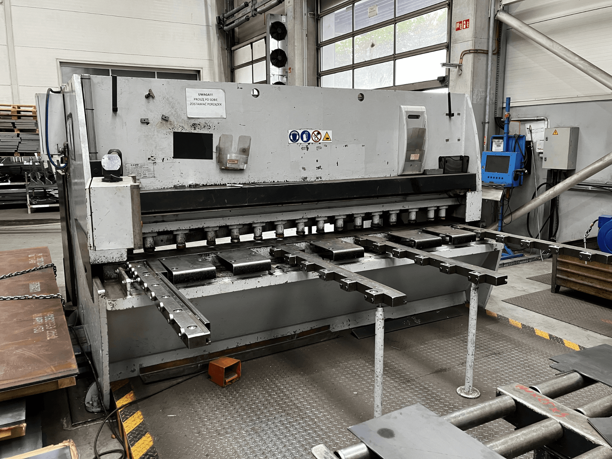 CNC-Schneidemaschine LVD MVS-TS 13/31, Vorderansicht, mit Schermessern und Bedienfeld.