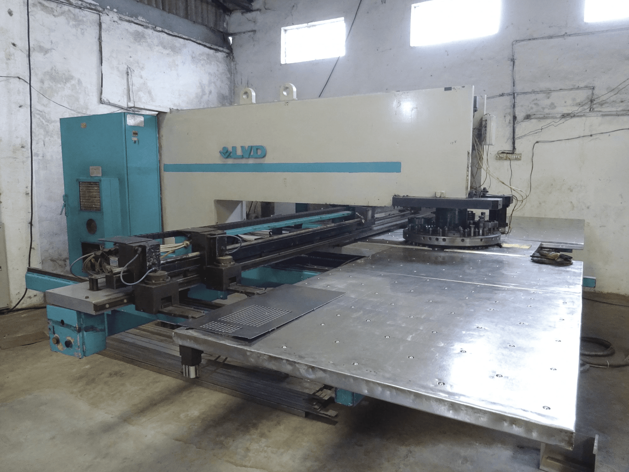 Linke Ansicht der LVD DELTA 1250 LB TK Maschine
