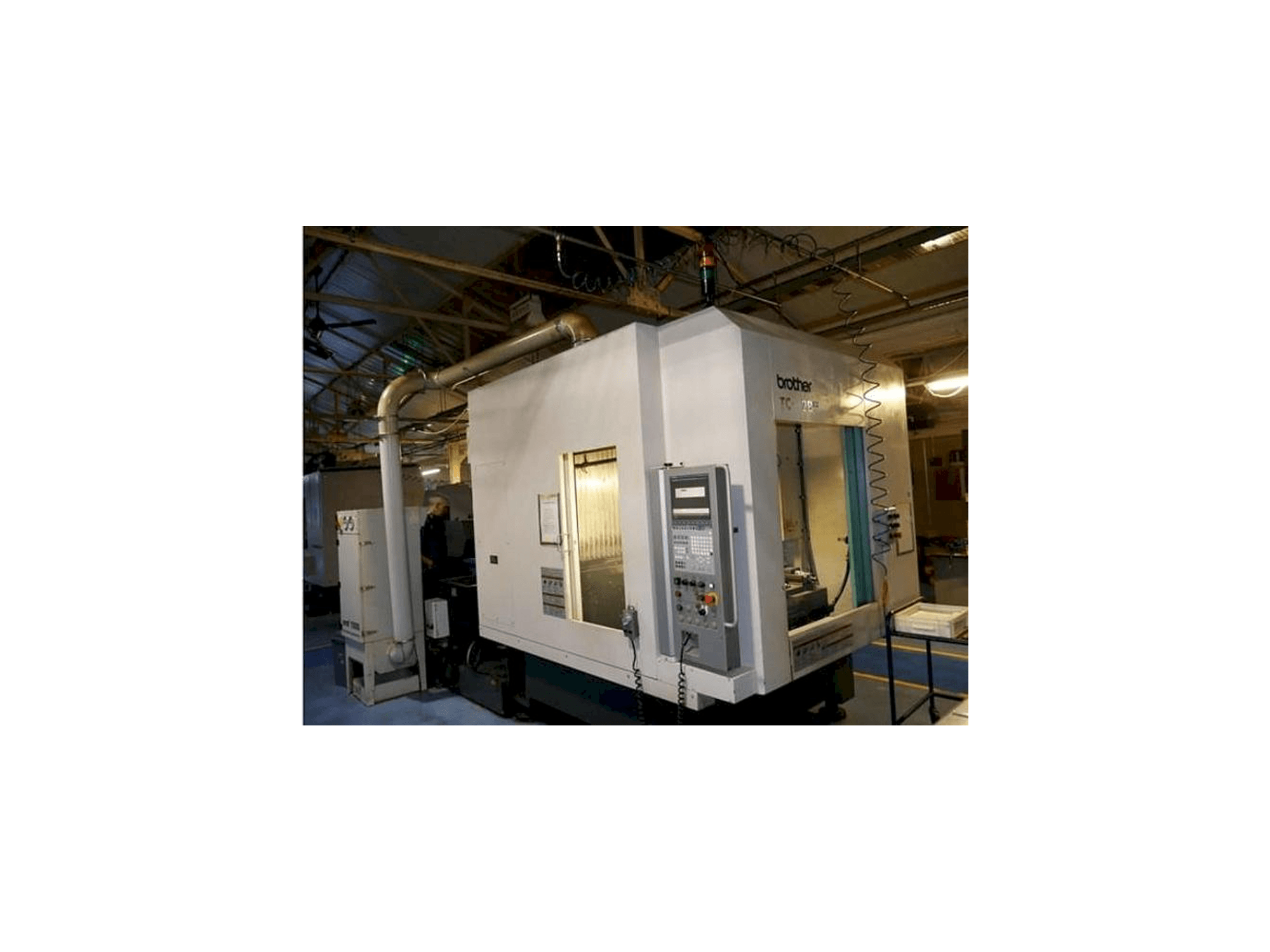 Frontansicht der Brother TC-32 BN QT Maschine