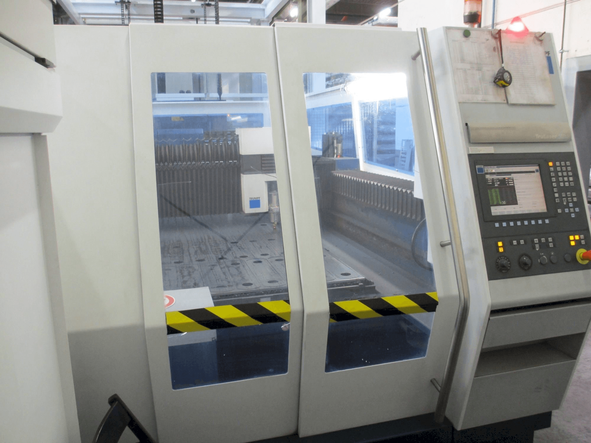 Frontansicht der Trumpf TruLaser 5030 Maschine