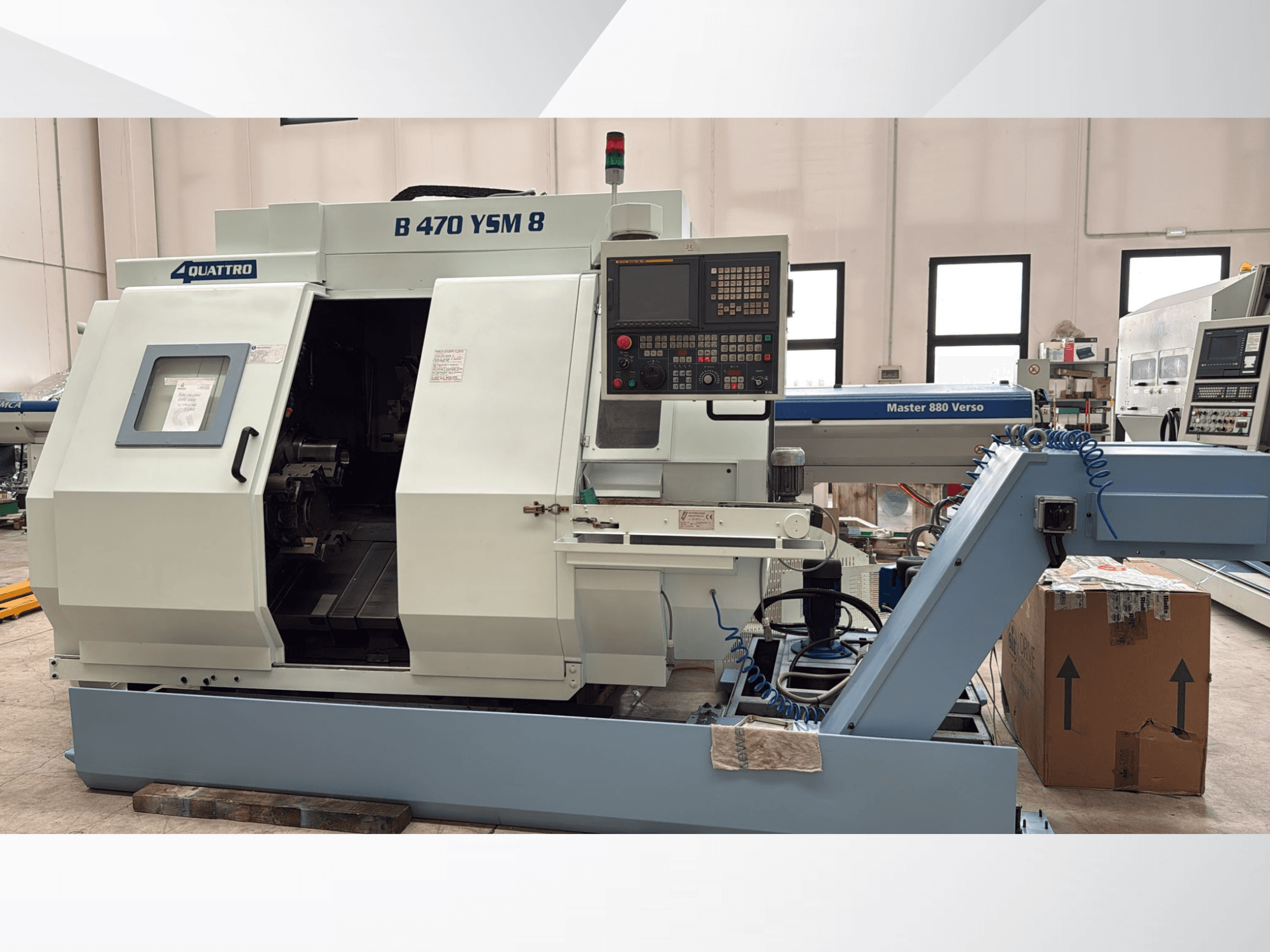 Biglia B470 YSM Dreh-Fräszentrum, Vorderansicht mit Bedienfeld, geöffneter Klappe und Arbeitsbereich mit Werkzeugen darin.