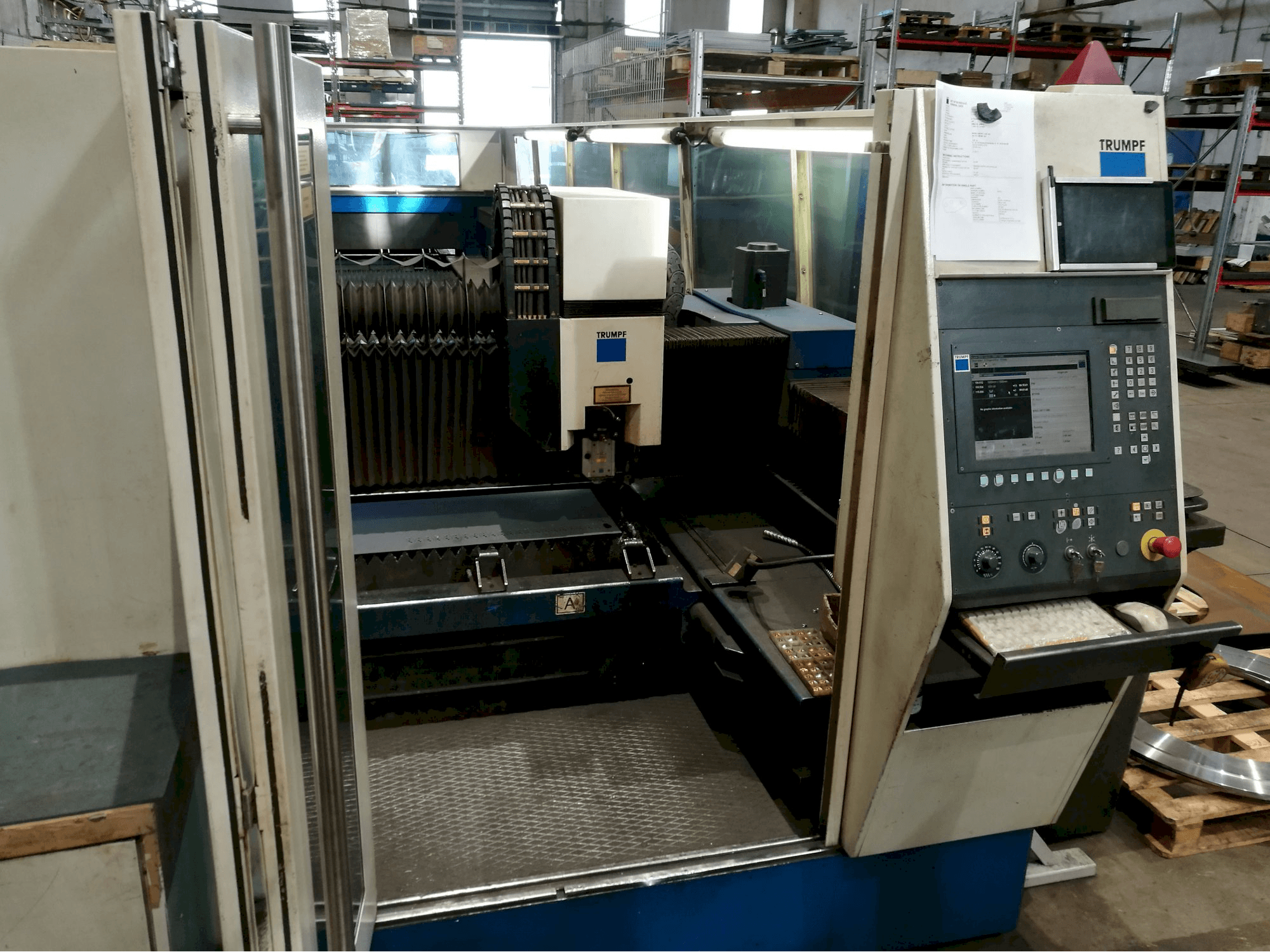 Frontansicht der Trumpf TruLaser 5060 Maschine