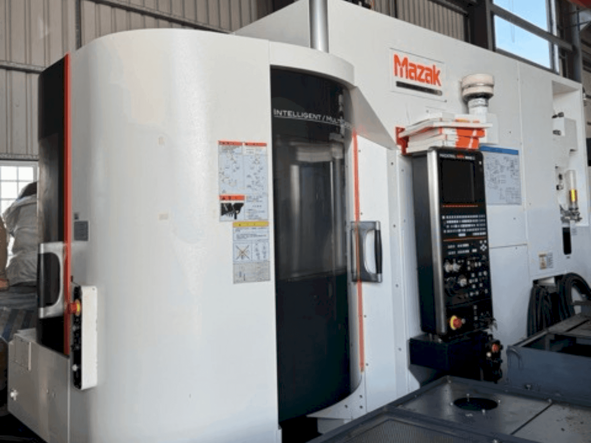 Frontansicht der Mazak VARIAXIS J-500 Maschine
