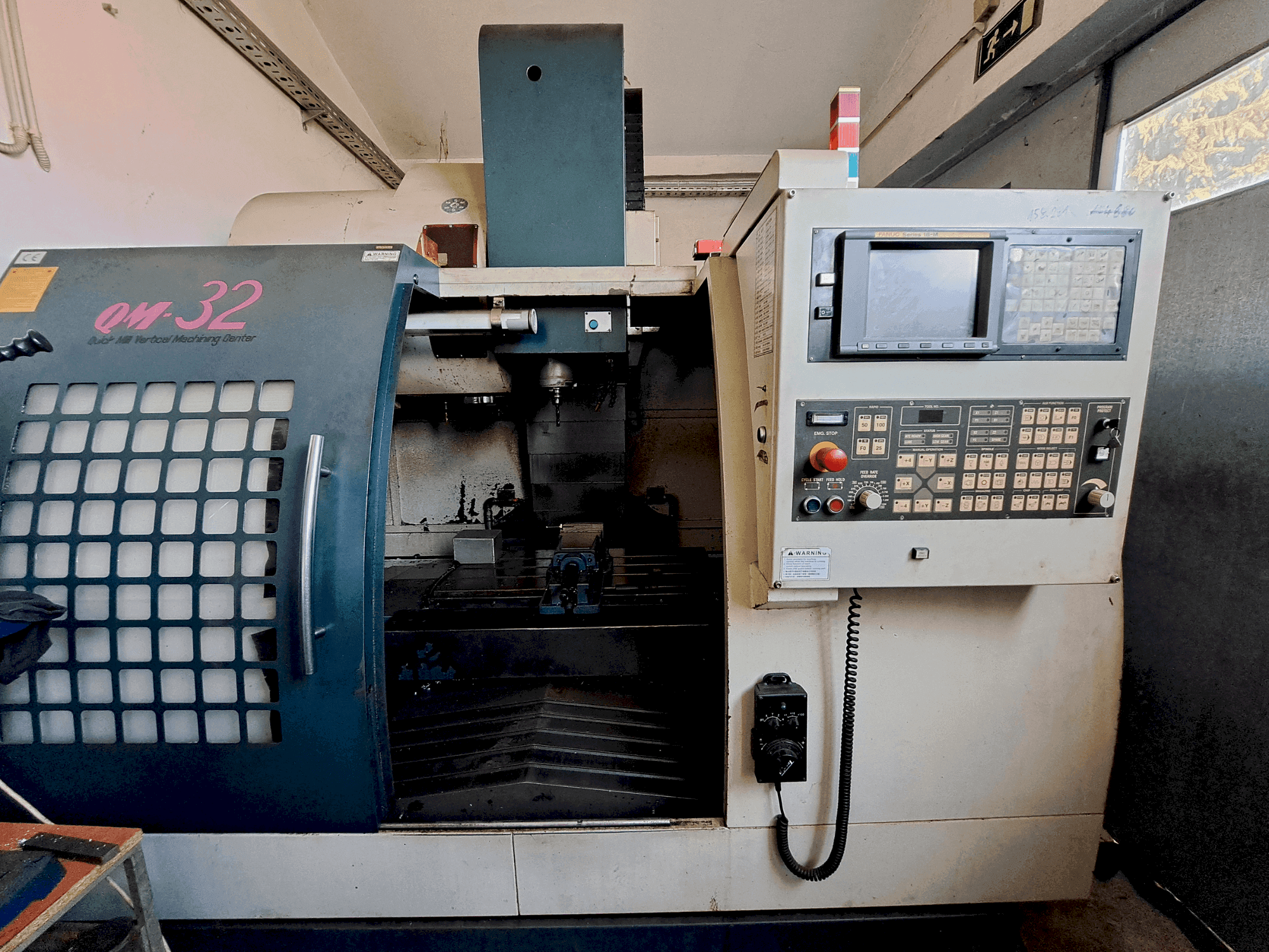 Frontansicht der Feeler QM-32 Maschine