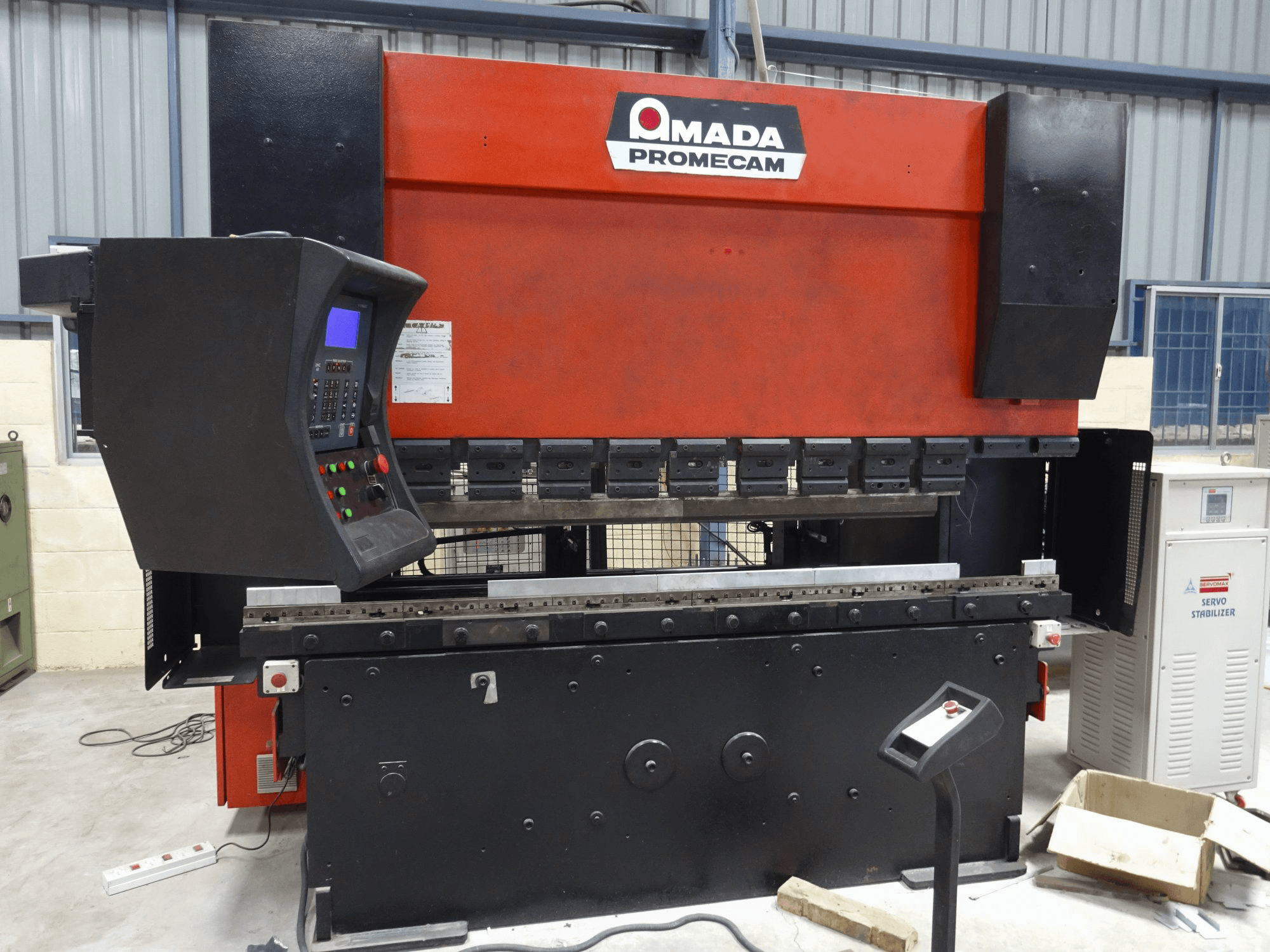 Frontansicht der AMADA HFBO Promecam Maschine