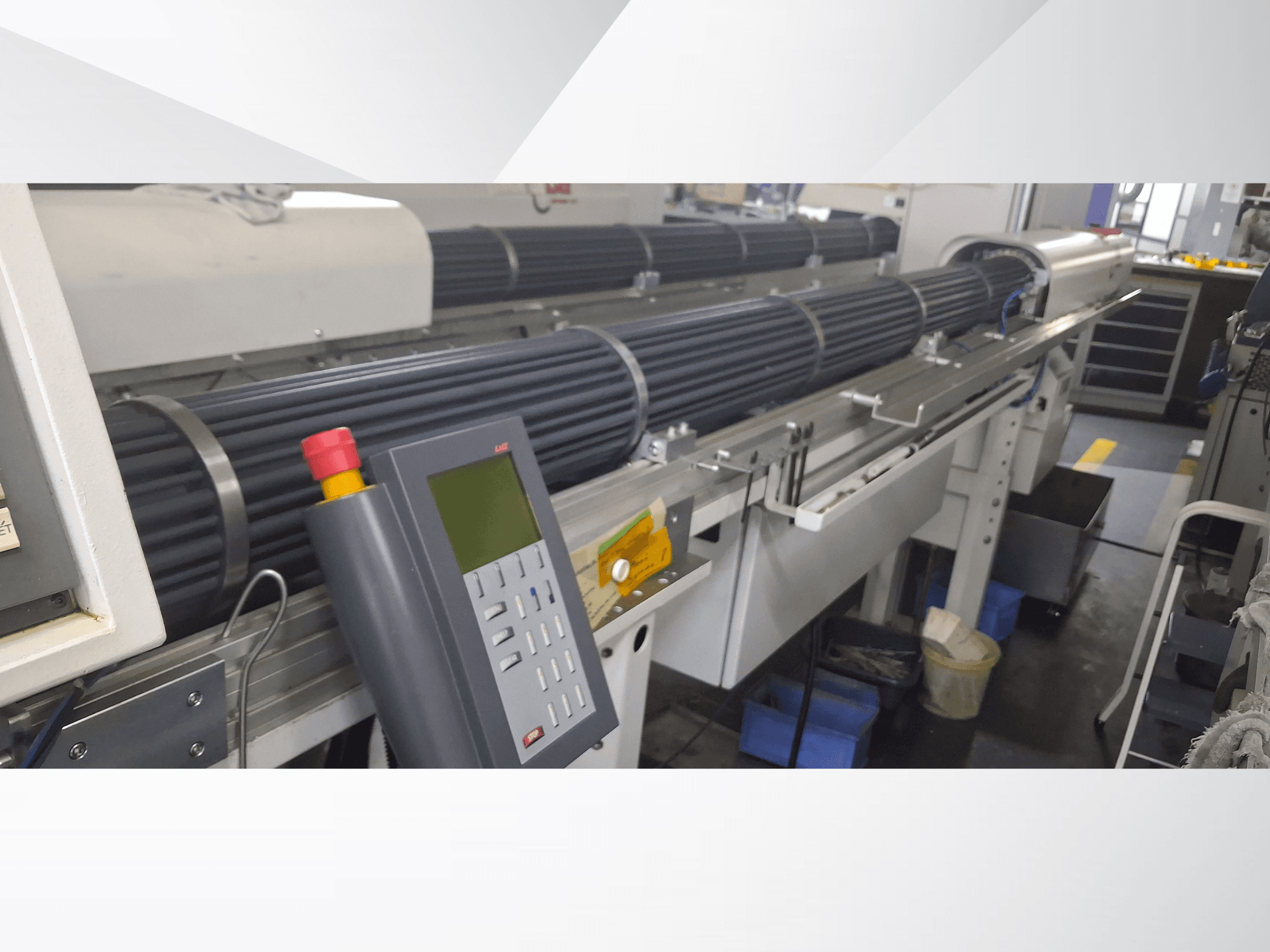 Schweizer Drehmaschine TORNOS DECO 10a in der Vorderansicht, mit einem Bedienpult und rotierenden Trommeln für die Präzisionsbearbeitung.