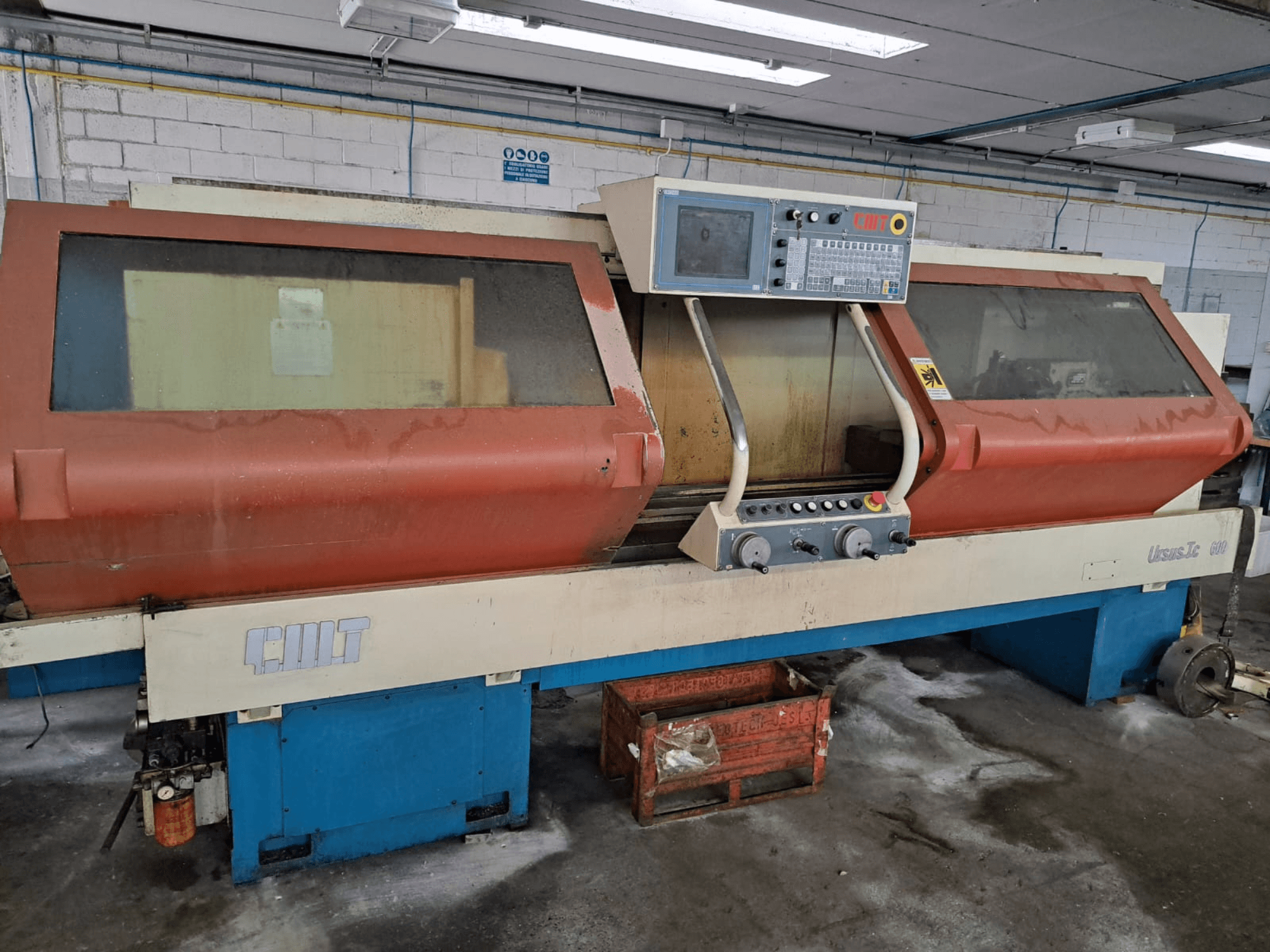 Horizontale Drehmaschine URSUS TC, Vorderansicht, mit rotem Gehäuse, Bedienfeld und sichtbarem Werkzeughalter.