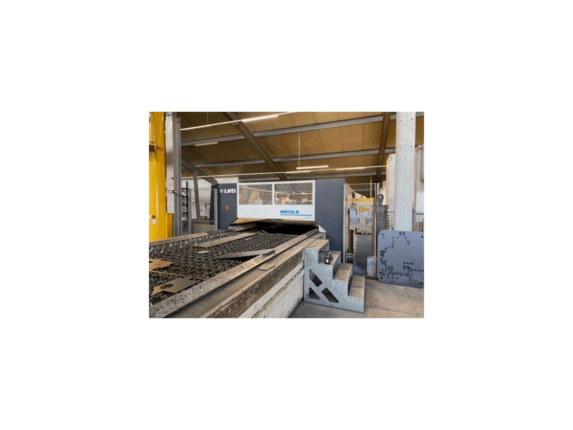 Frontansicht der LVD Impuls 6020 Maschine