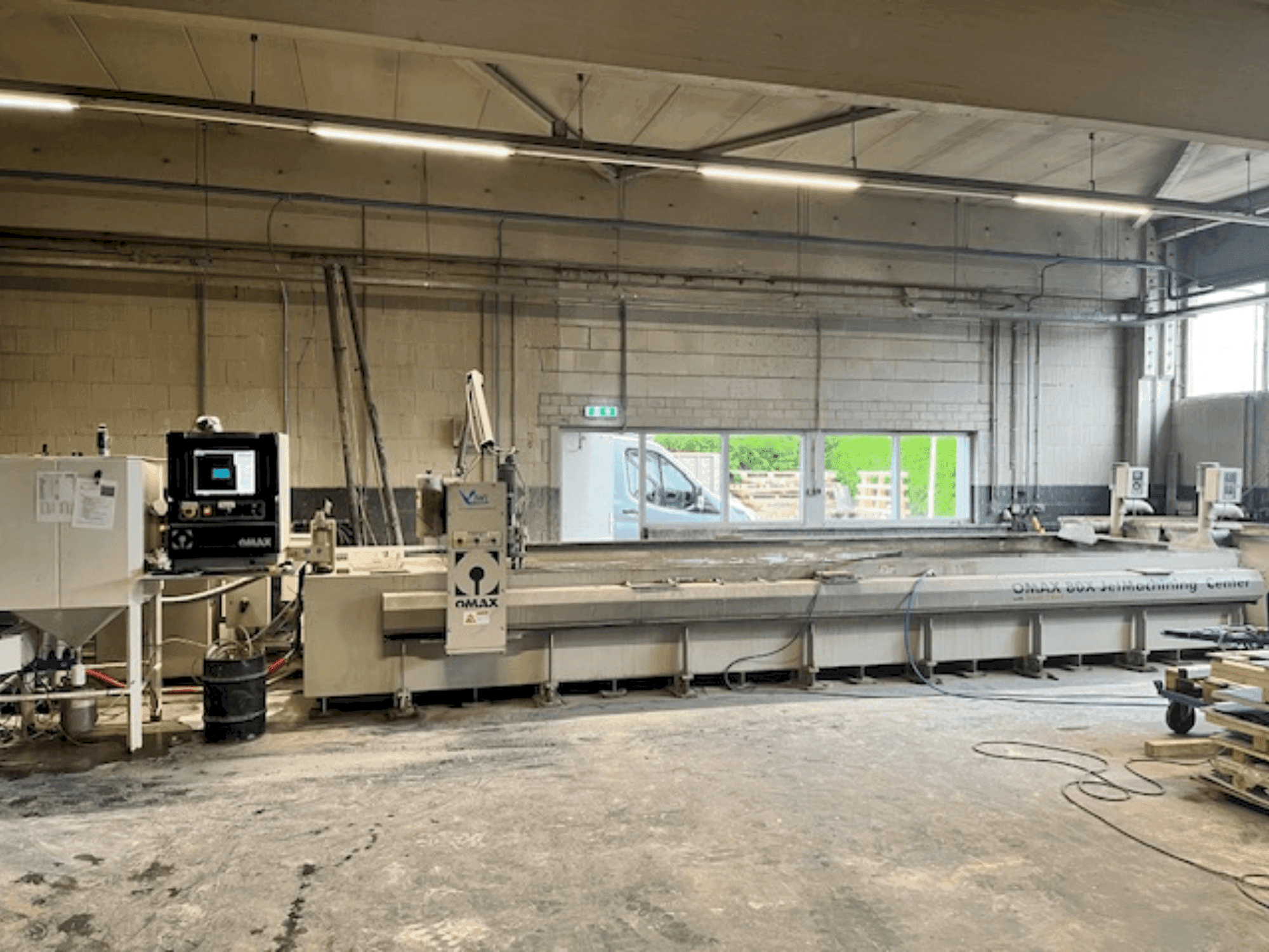 Frontansicht der OMAX 80X Maschine