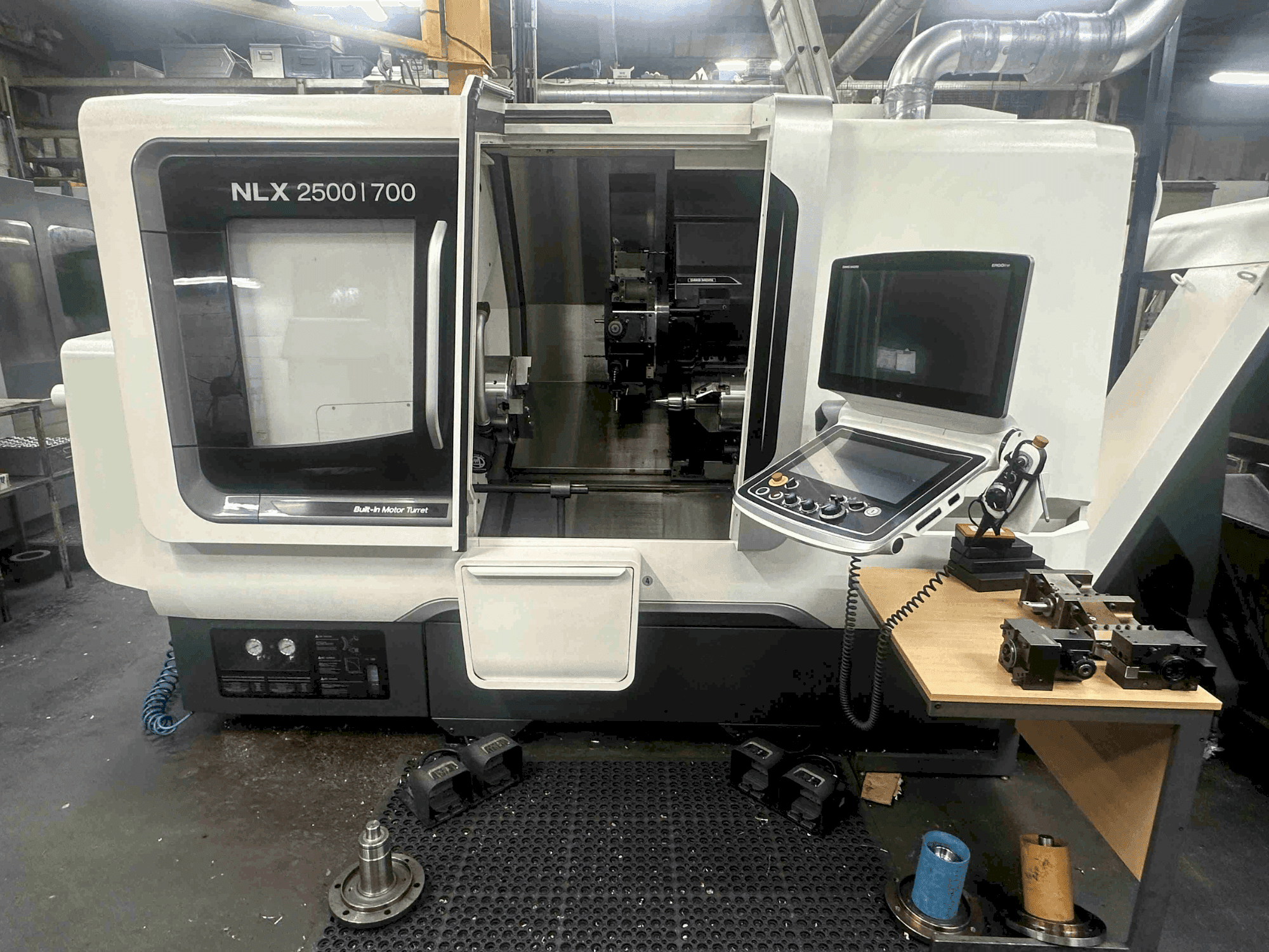 Frontansicht der DMG MORI NLX2500SY/700 Maschine