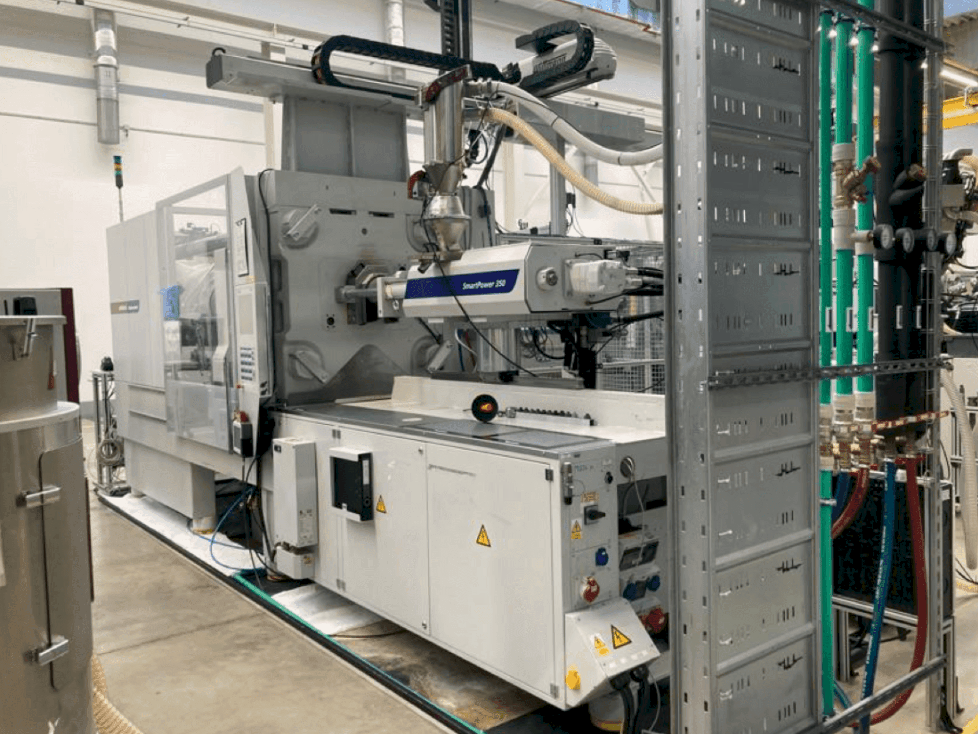 Frontansicht der WITTMANN Battenfeld SmartPower 350/1000 UNILOG BGP Maschine