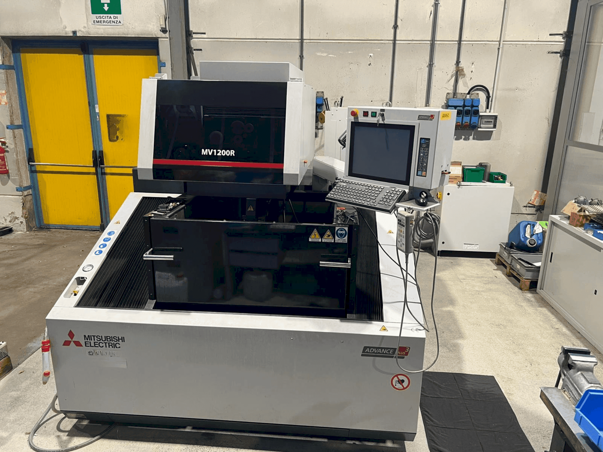 Frontansicht der Mitsubishi MV1200R Maschine