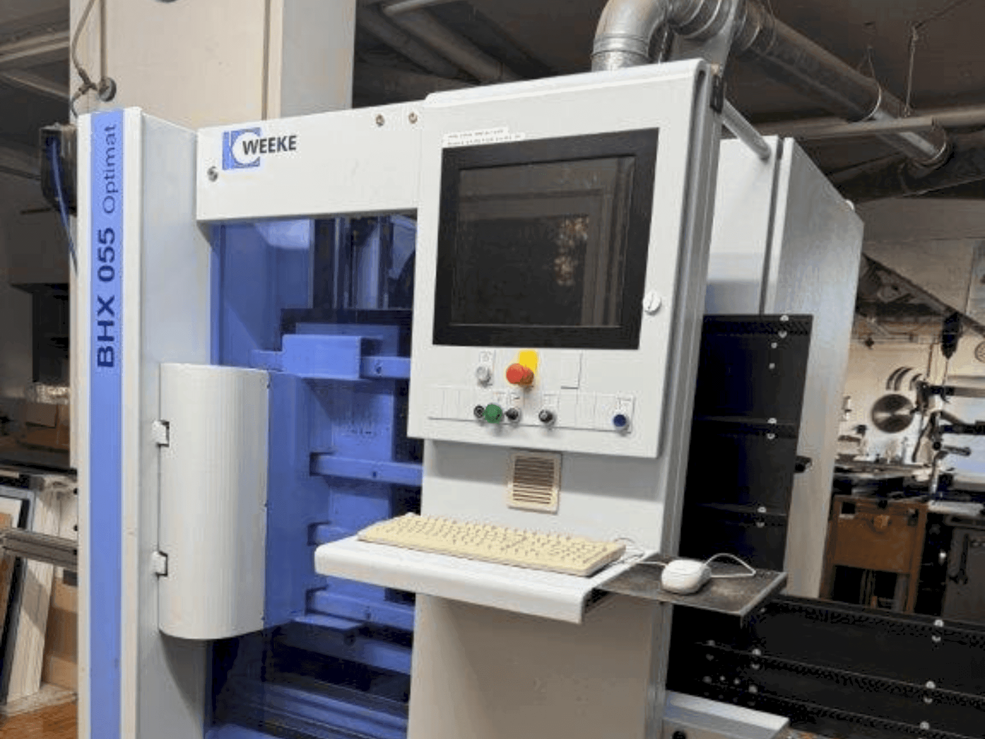 Frontansicht der HOMAG WEEKE BHX 055 Maschine