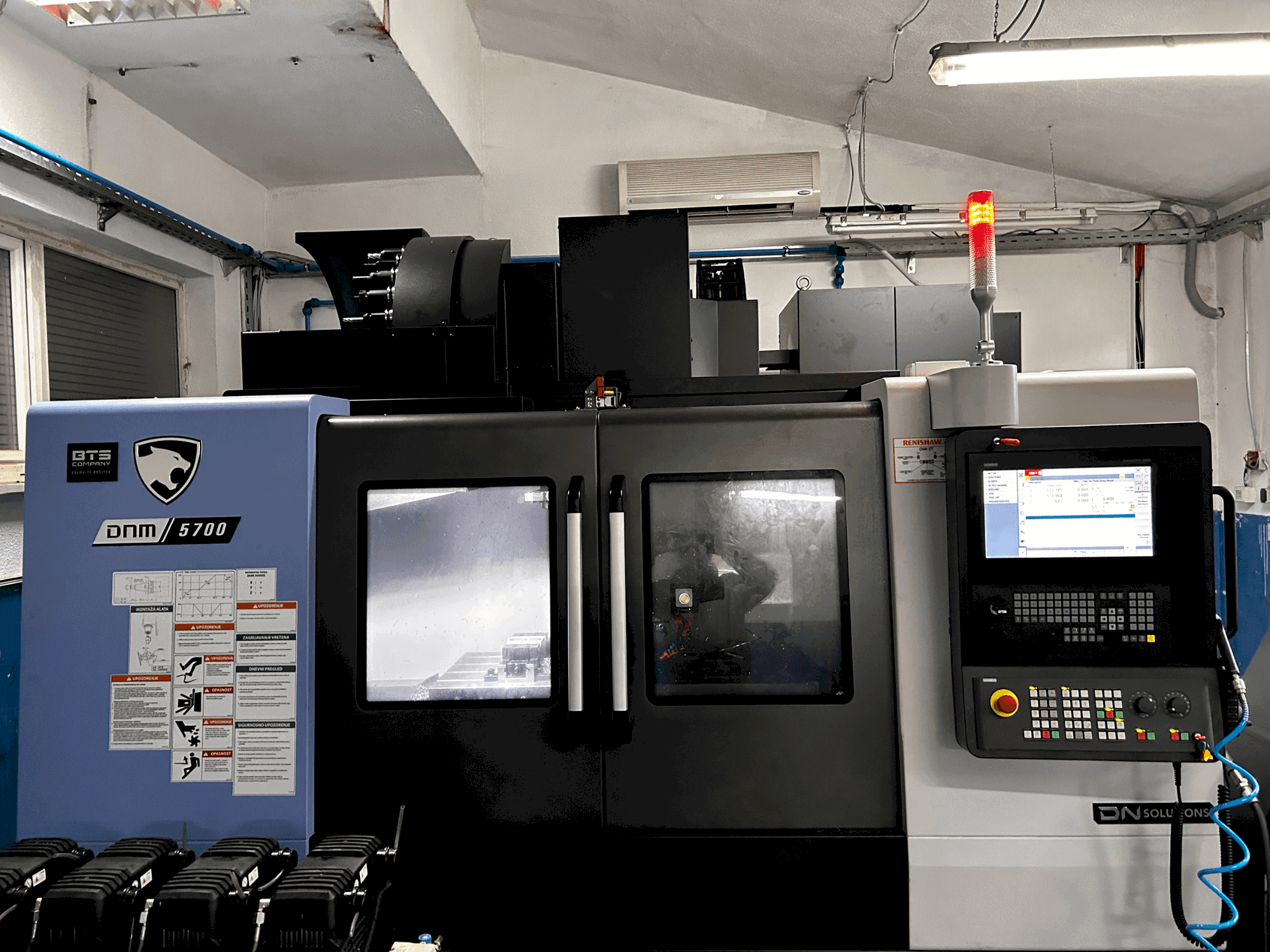 Frontansicht der DN SOLUTIONS DNM 5700 Maschine