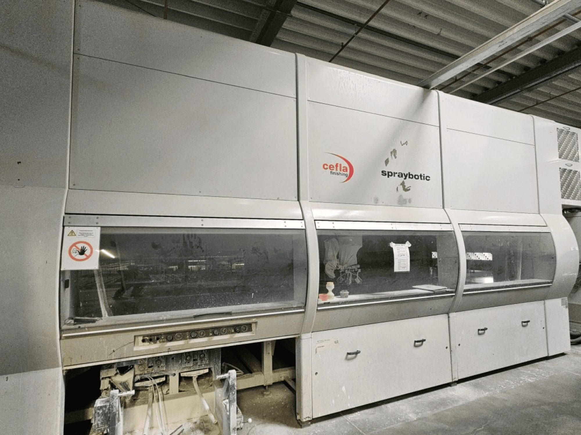 Cefla Spraybotic MD Produktionslinie für Holz, Vorderansicht, mit Bedienfeld und klaren Sichtfenstern.