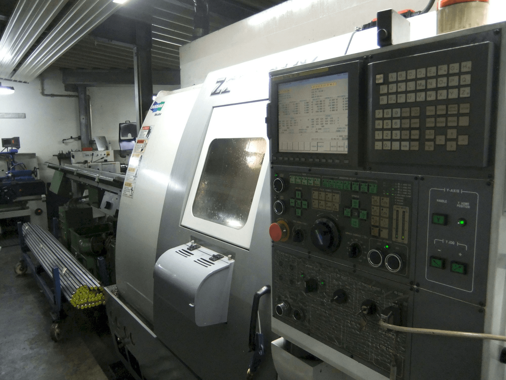 Rechte Ansicht der Doosan Z290 SMY Maschine