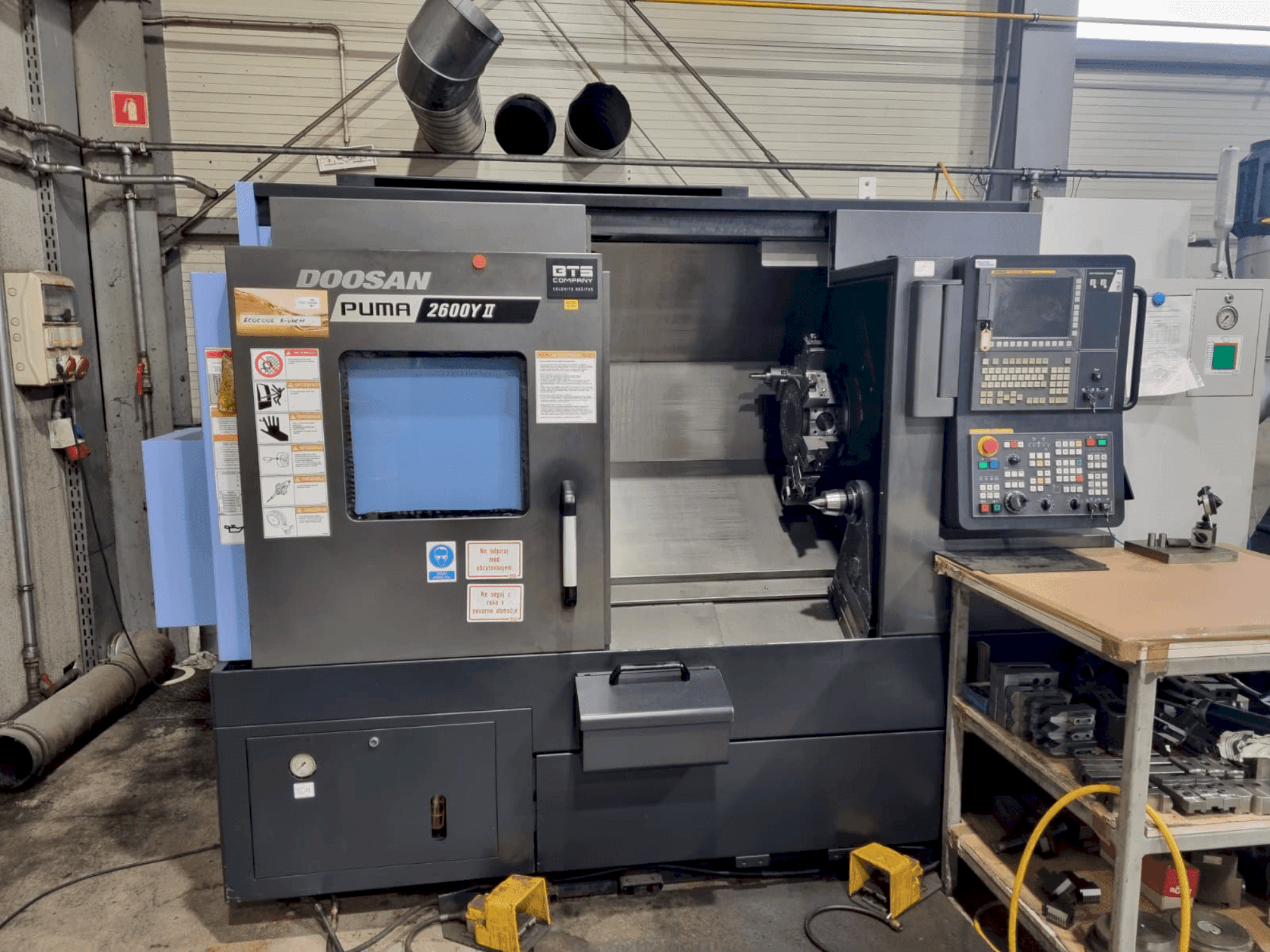 Frontansicht der DOOSAN Puma 2600Y II Maschine