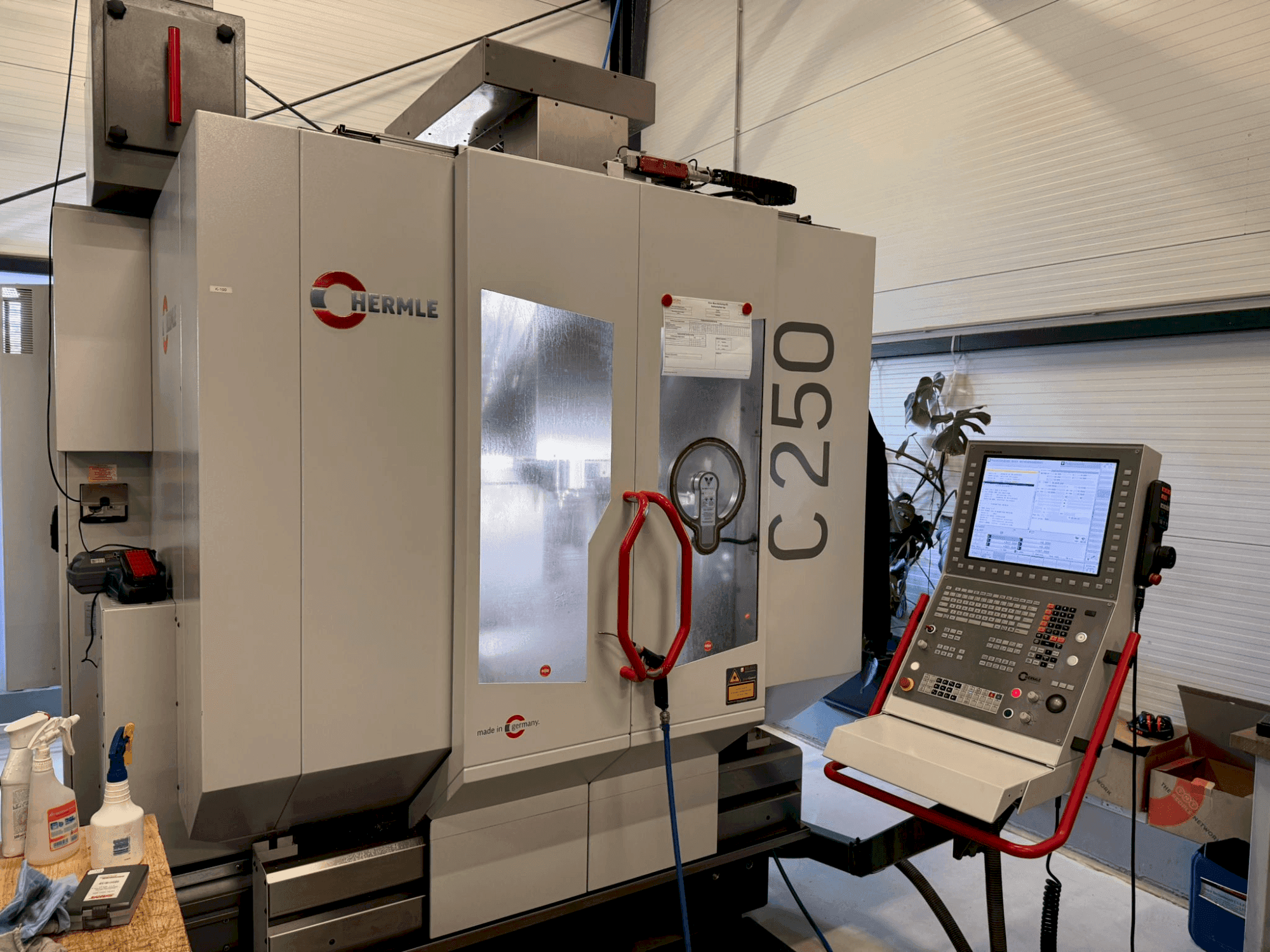 Frontansicht der HERMLE C 250 Maschine