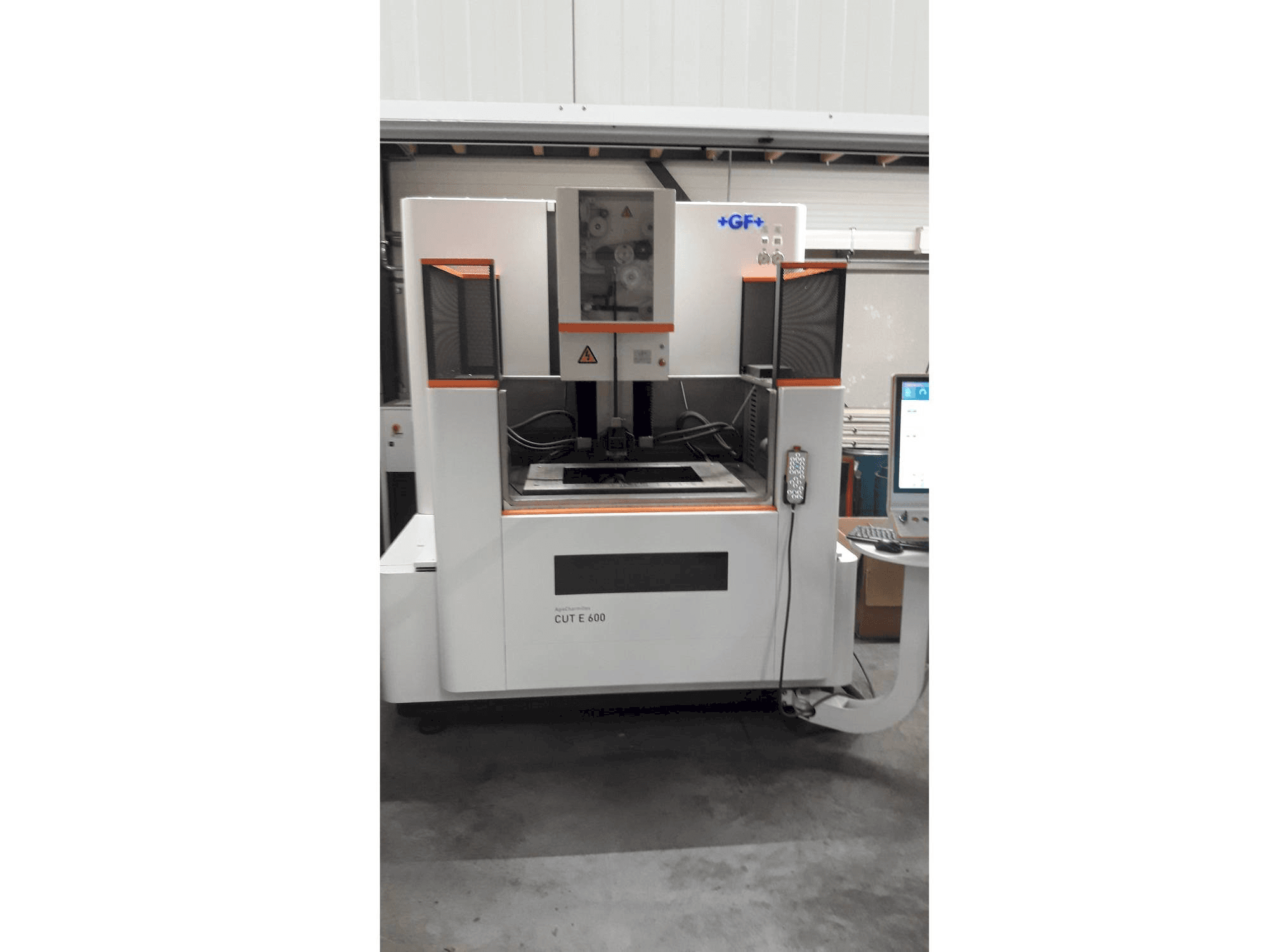 Frontansicht der GF AgieCharmilles EDM CUT E 600 Maschine