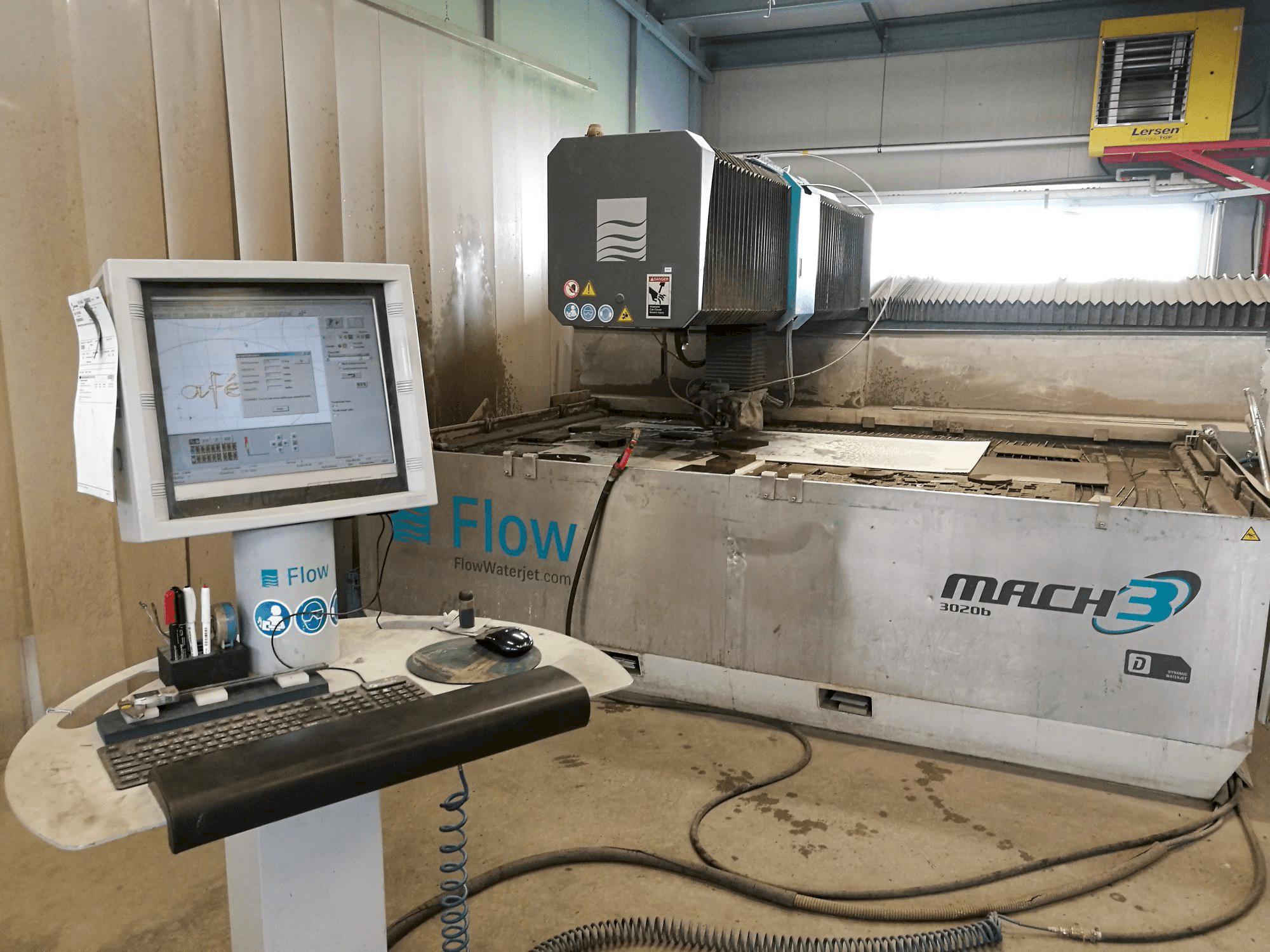 Frontansicht der Flow Mach3-3020b DWJ Maschine