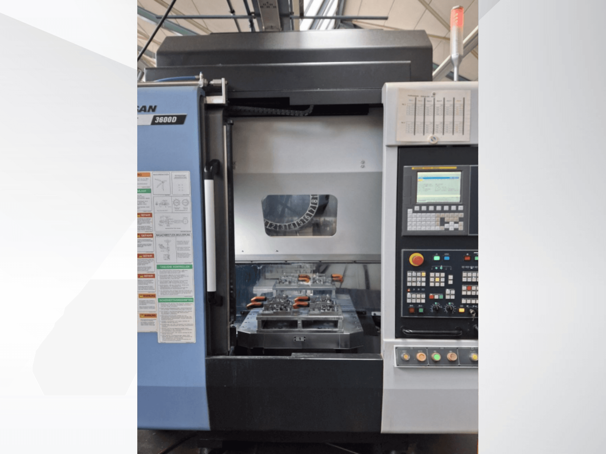 DOOSAN T 3600 D Vertikaldrehmaschine in der Vorderansicht, mit Bedienfeld und Arbeitsbereich mit Werkzeugen.