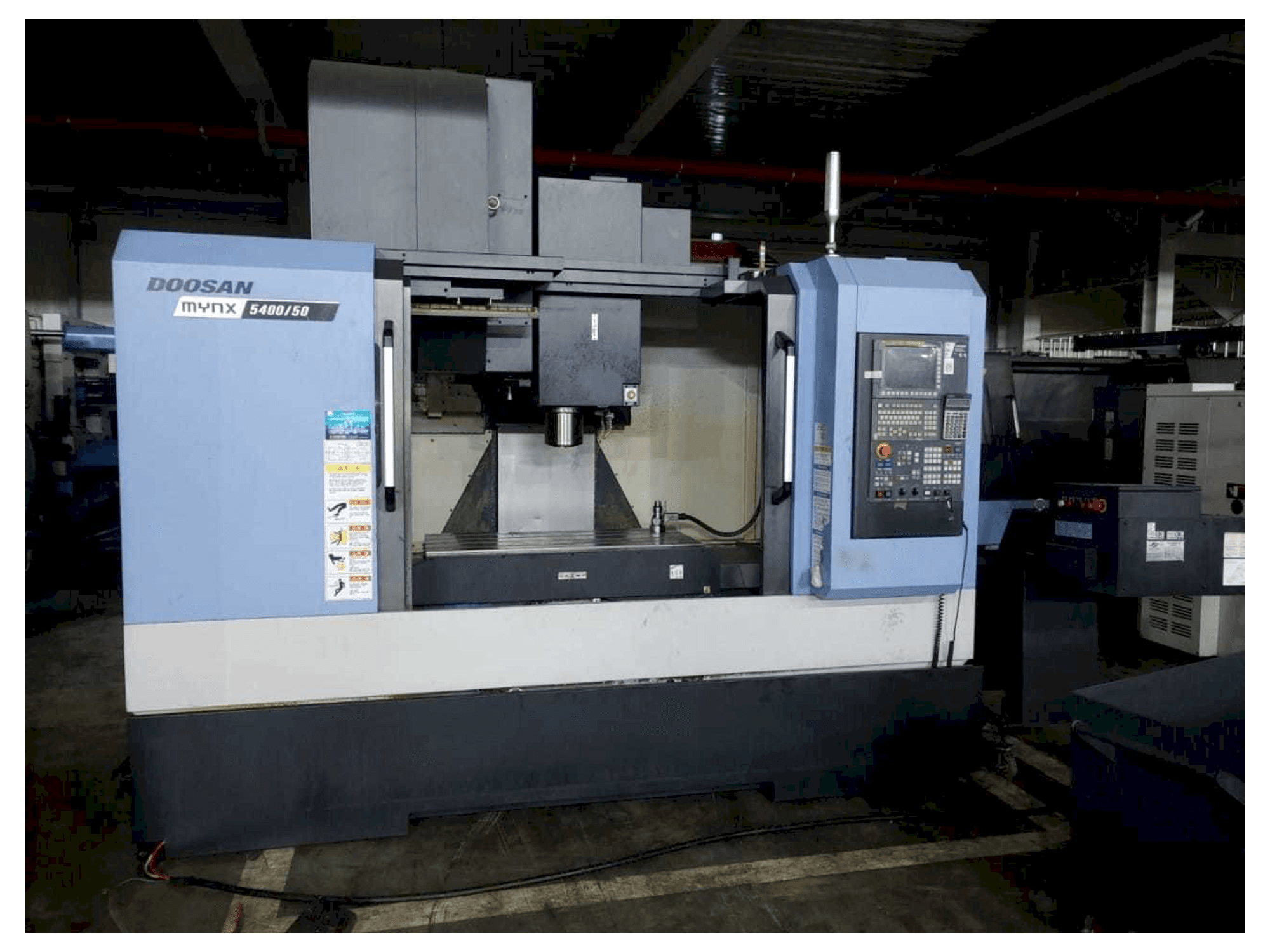 Frontansicht der Doosan MYNX 5400/50 Maschine