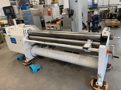 Blechwalzmaschine FASTI, Modell 136-20-4.5, in Seitenansicht, mit silbernen Walzen und Bedienfeld.