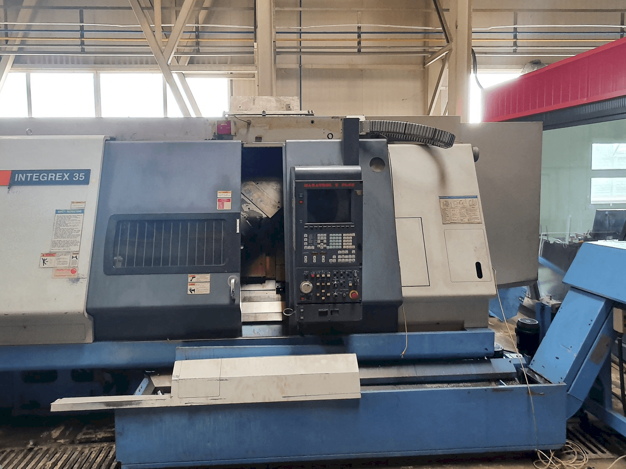 Frontansicht der Mazak INTEGREX 35 Maschine