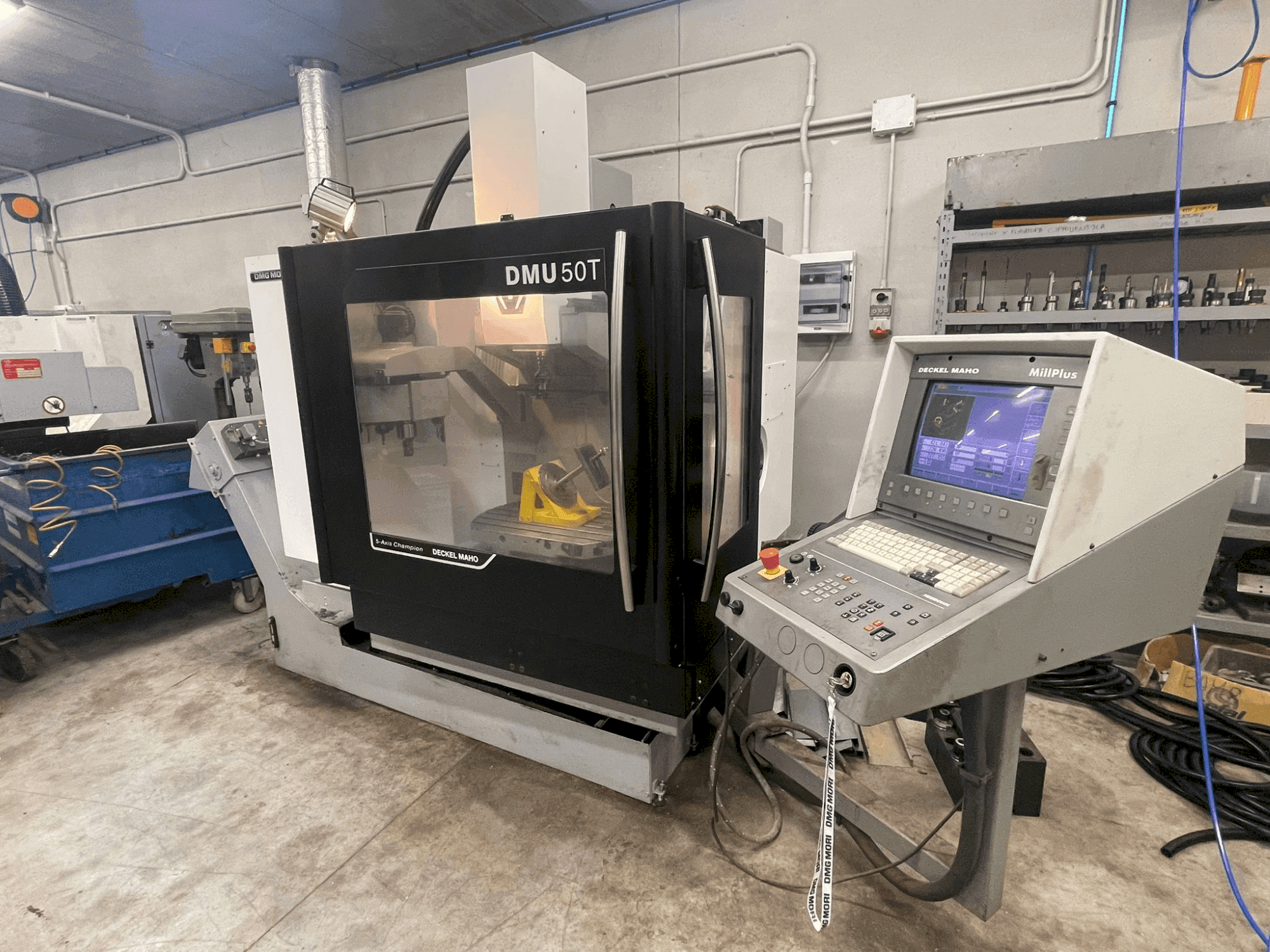 Frontansicht der DECKEL MAHO DMU 50 T Maschine