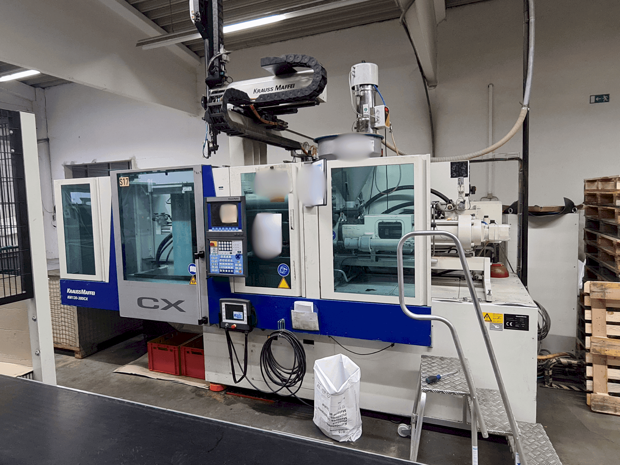 Frontansicht der Krauss Maffei 130-380 CX Maschine