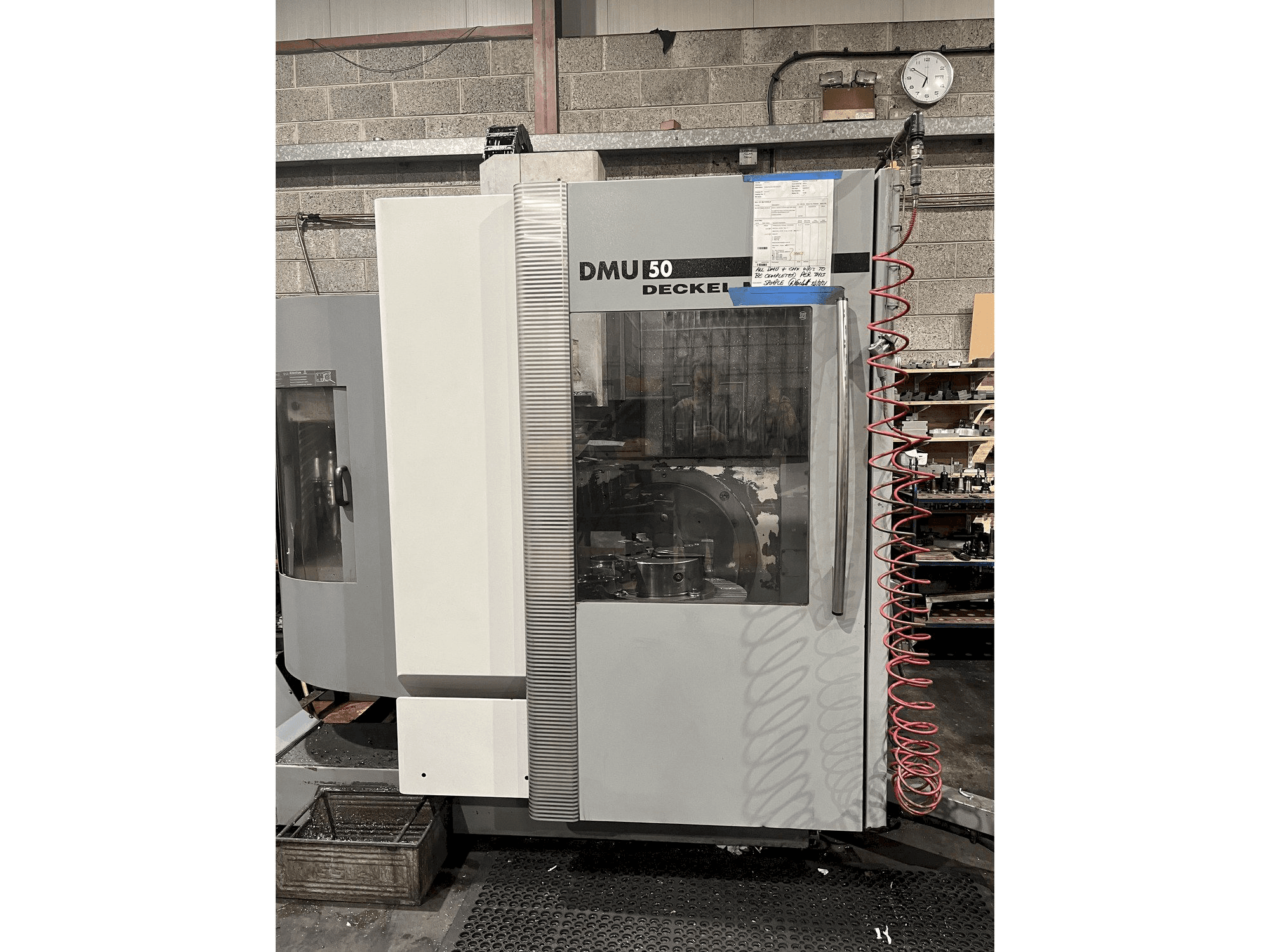 Frontansicht der DECKEL MAHO DMU 50 Maschine