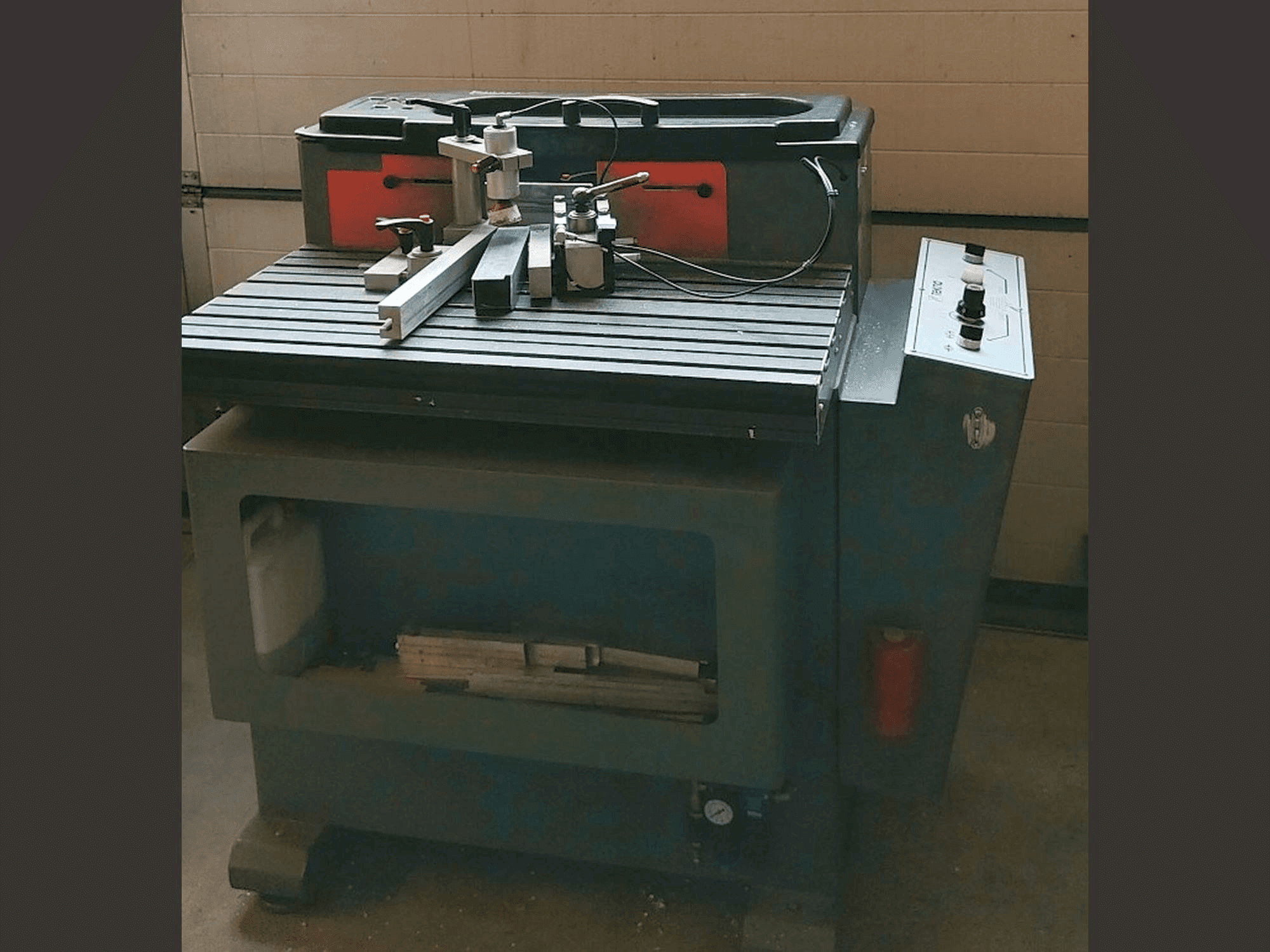 Linke Seitenansicht der Tekna TK661 Maschine