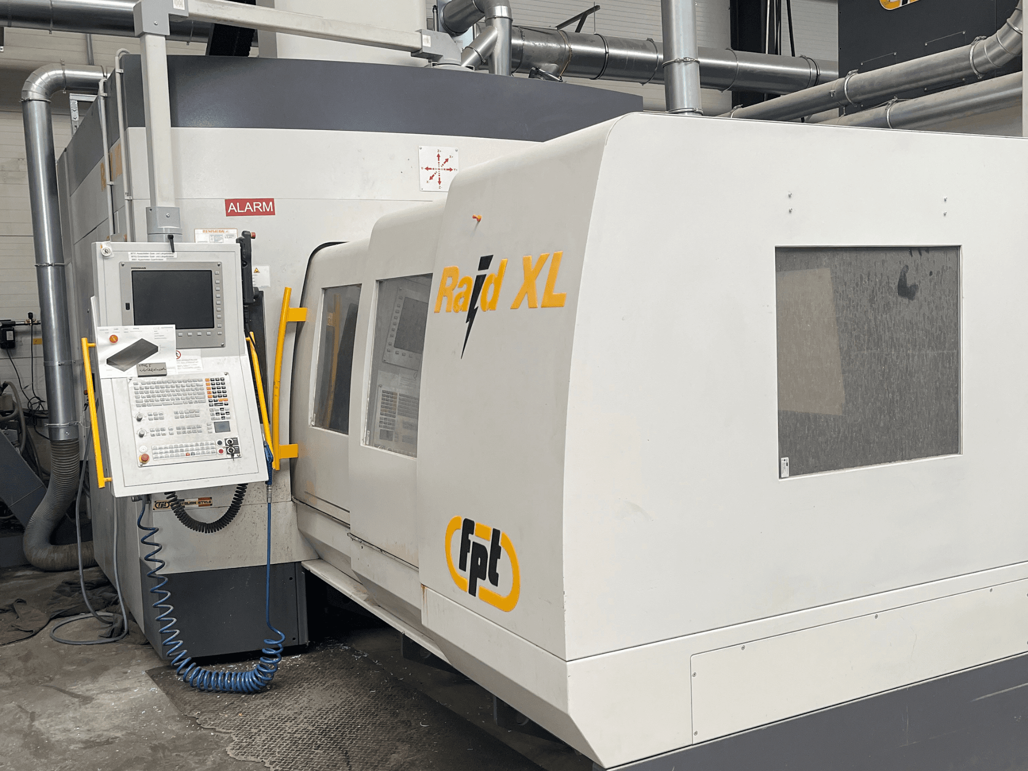 Portalfräsmaschine FPT Raid XL in der Vorderansicht mit Bedienfeld, die ihr Industriedesign und ihre Bedienmerkmale verdeutlicht.