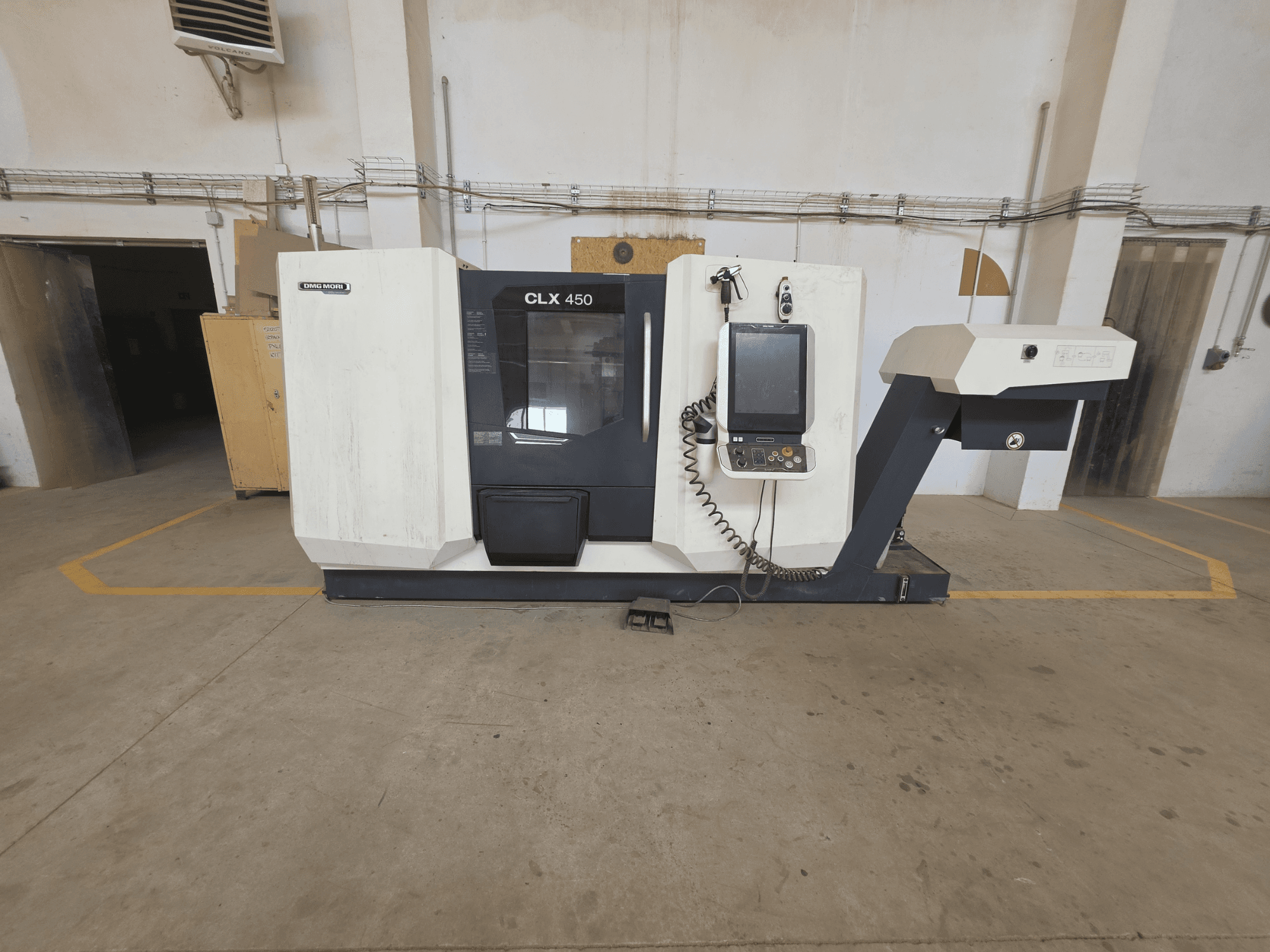 Horizontale Ansicht der DMG MORI CLX 450 V4 Drehmaschine mit Bedienfeld, Spindelbereich und sauberer Industrieumgebung.