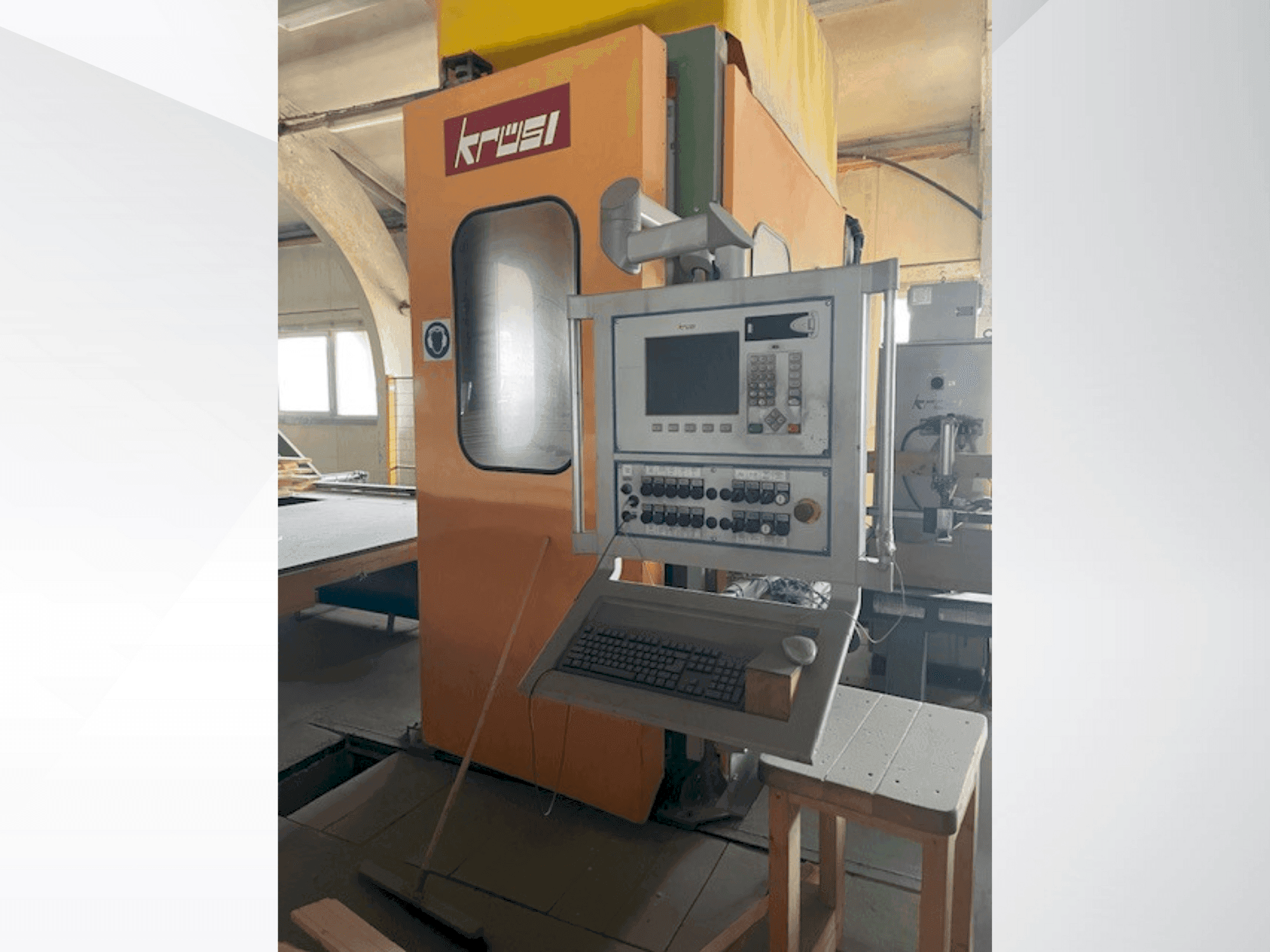 Frontansicht der KRÜSI KM-95 G1 Maschine