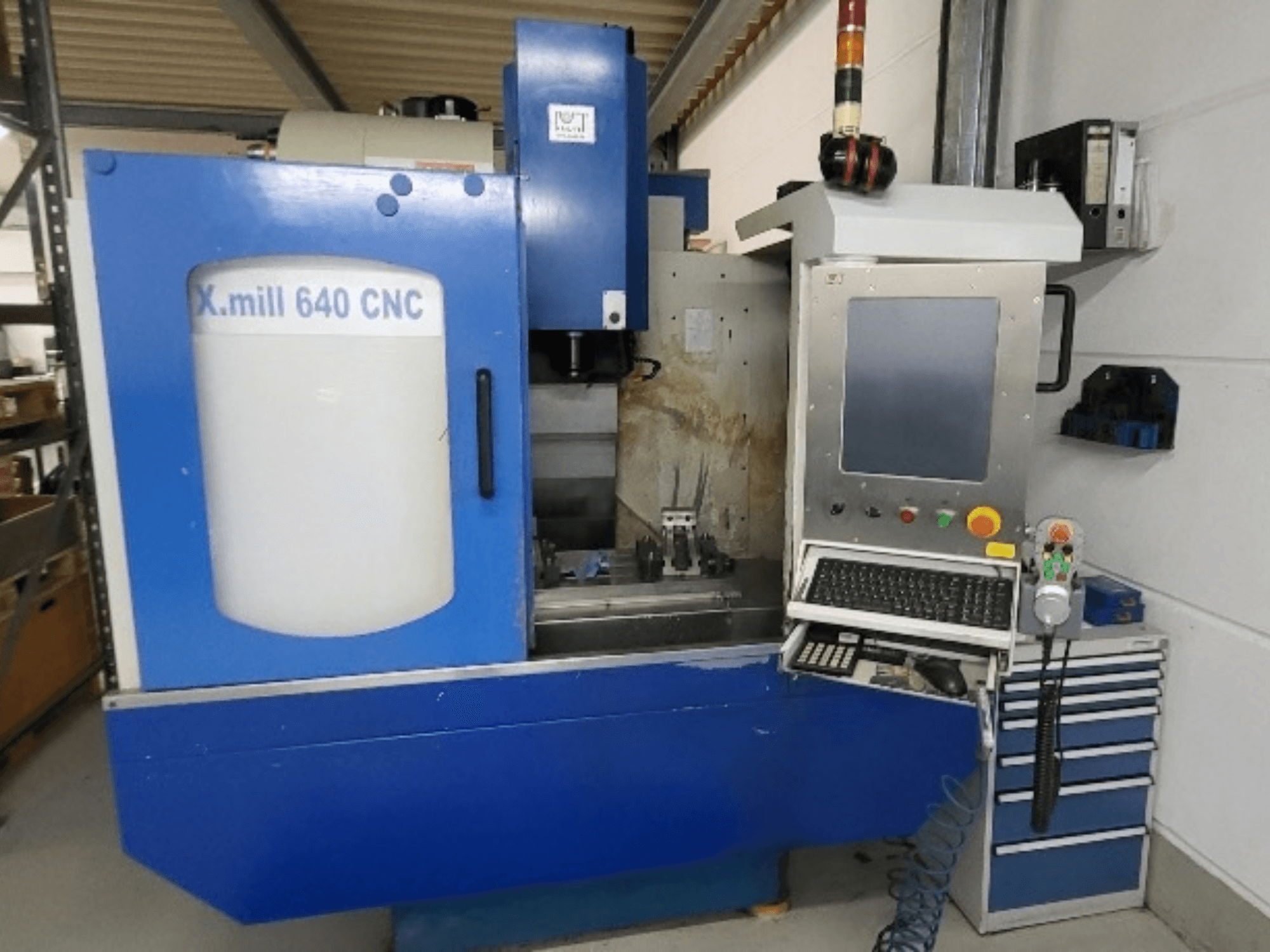 Vertikales CNC-Bearbeitungszentrum „Blue KNUTH X-mill 640“, Vorderansicht mit sichtbarem Bedienfeld und Tastatur.
